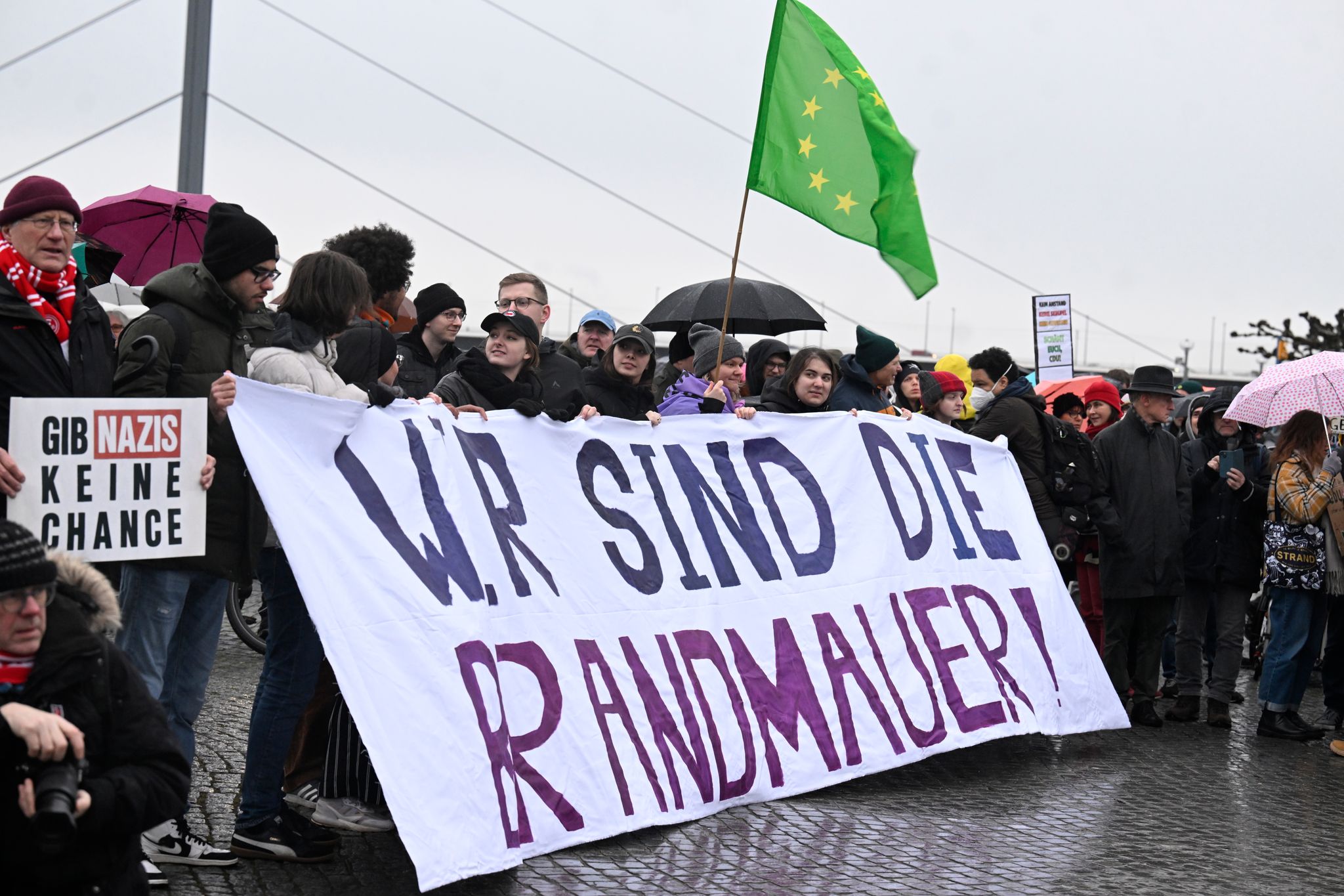 Demonstranten in Düsseldorf protestieren gegen die Abstimmung der Union mit der AfD.