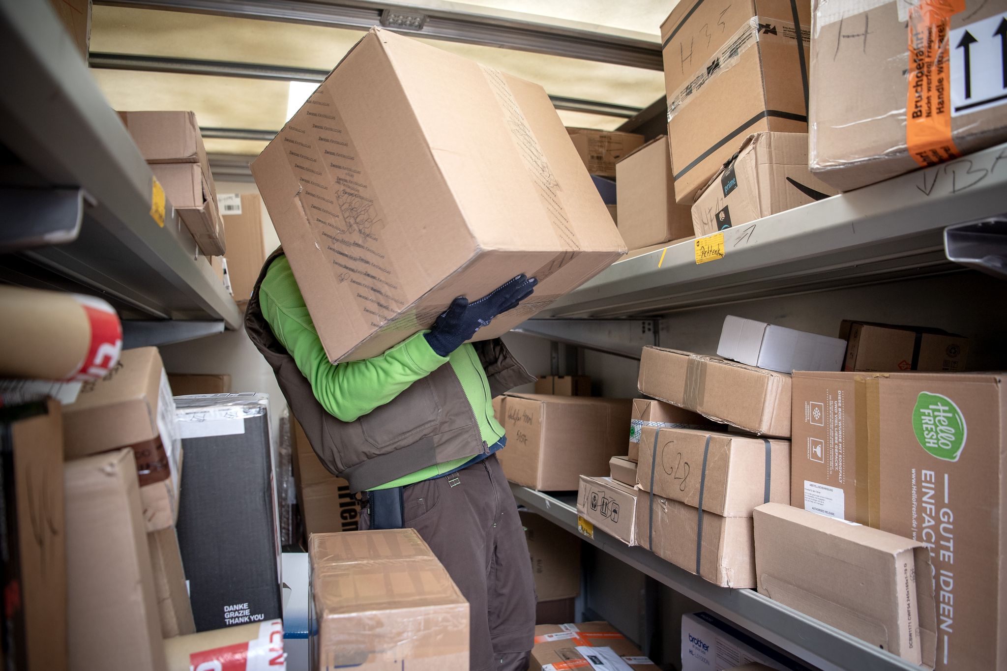 Paketboten müssen manchmal auch besonders schwere Sendungen schleppen. (Symbolfoto)