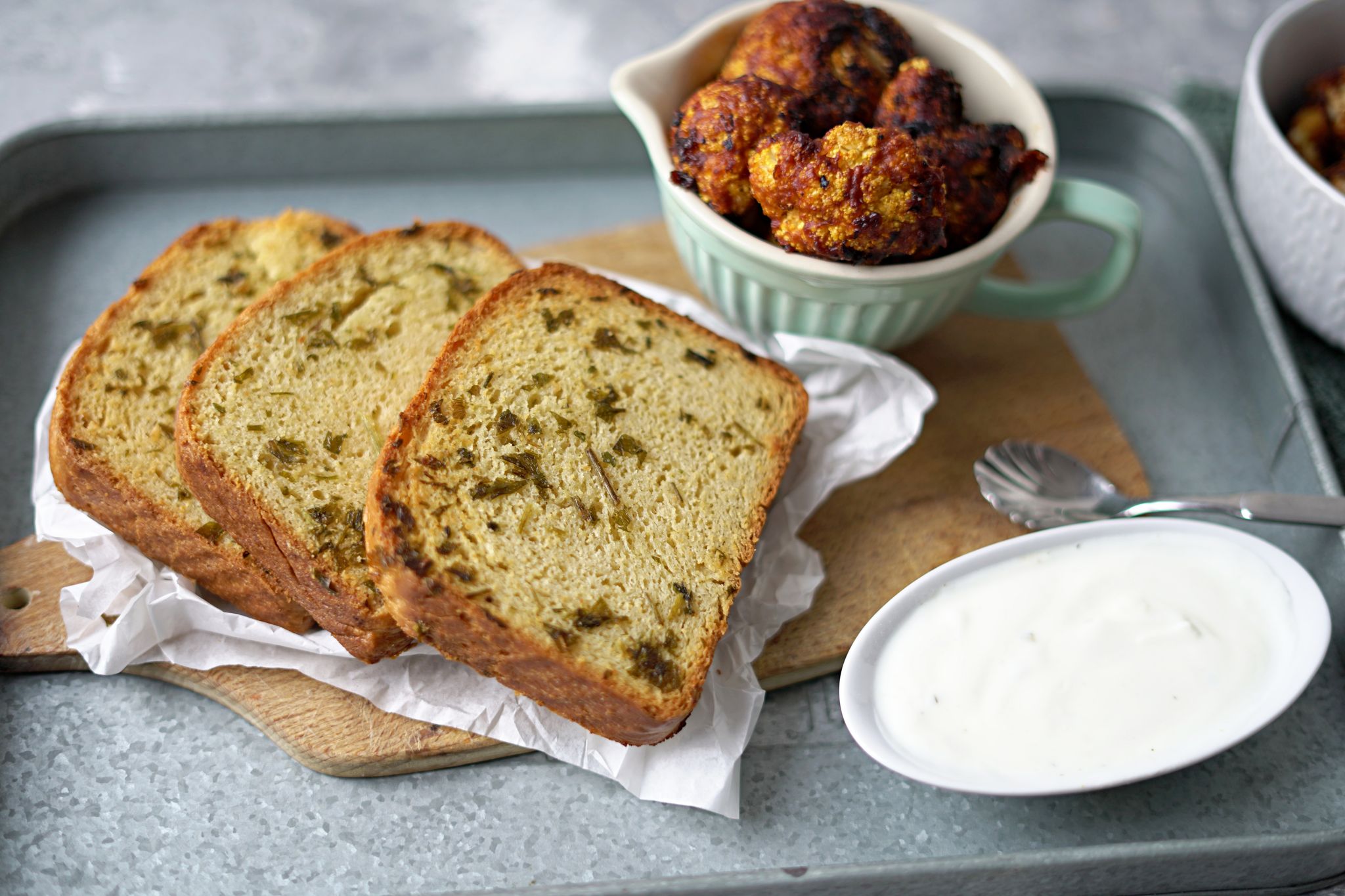 Außen knusprig, innen weich: Texas-Toast verdient als Beilage mehr Beachtung, findet Food-Bloggerin Mareike Pucka. Hier serviert mit würzigen Blumenkohlröschen.