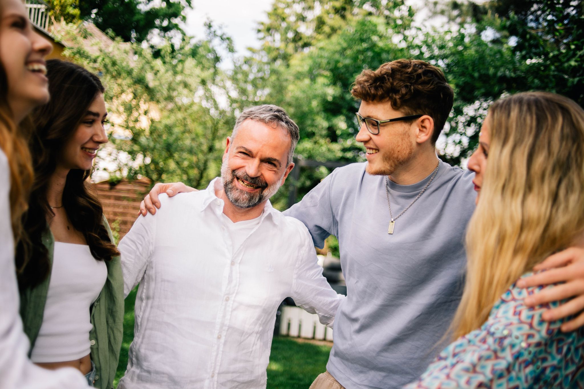 In den eigenen Kreis aufnehmen: Auch Jugendliche brauchen Menschen, die sich um sie kümmern, wenn ihre Herkunftsfamilie es - auch zeitweise - nicht schafft.