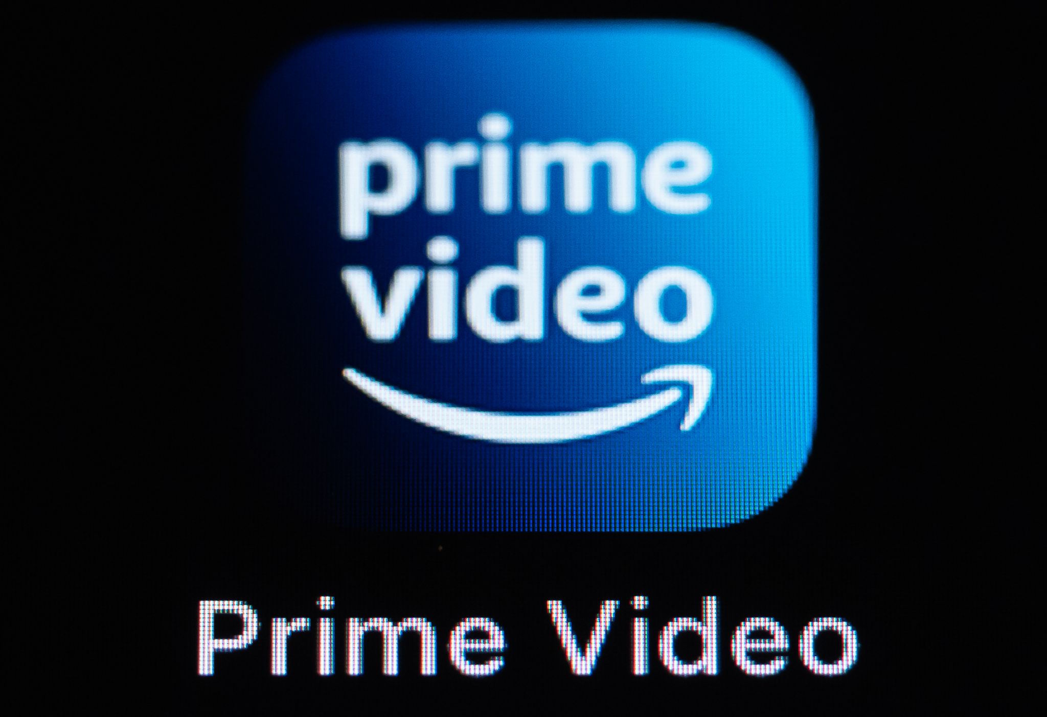 Die Amazon Prime Video-Anwendung auf dem Display eines iPhone SE zu sehen. Die Verbraucherzentrale NRW hat eine Sammelklage gegen das Unternehmen angekündigt. (Illustration)