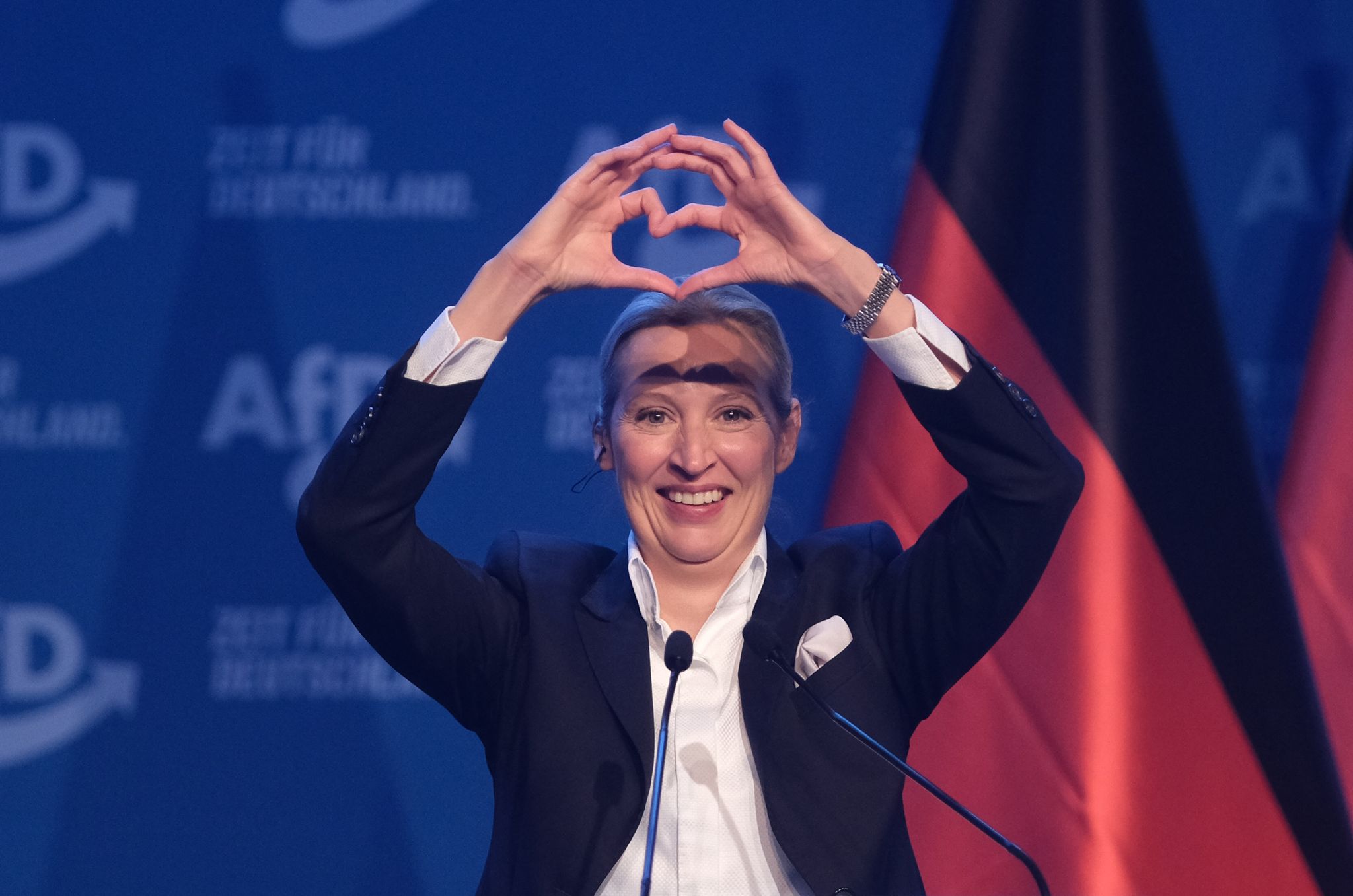 AfD-Chefin Alice Weidel wird von Anhängern gefeiert.