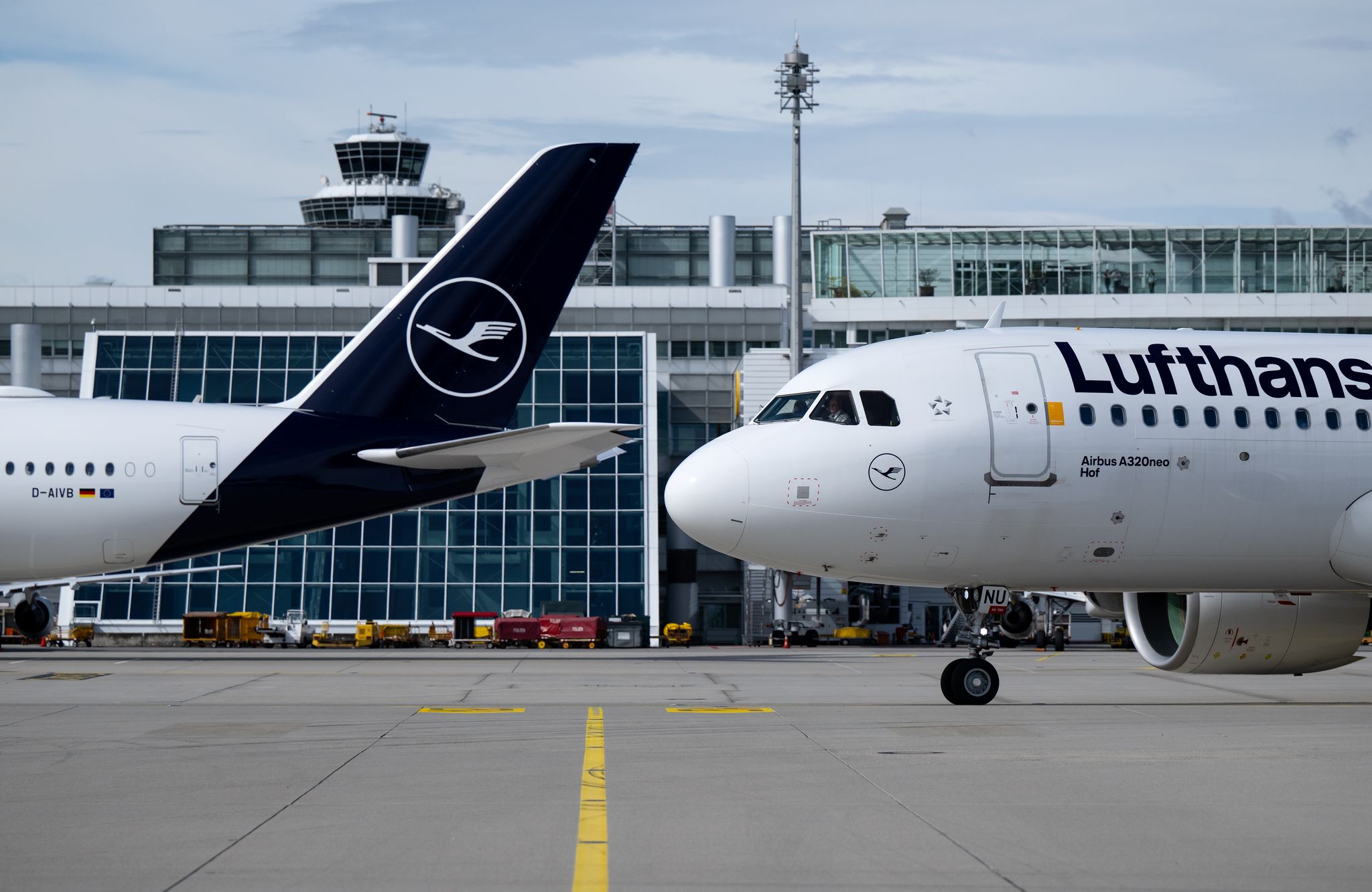 Flugzeuge der Lufthansa am Flughafen München auf dem Rollfeld. (Symbolbild)