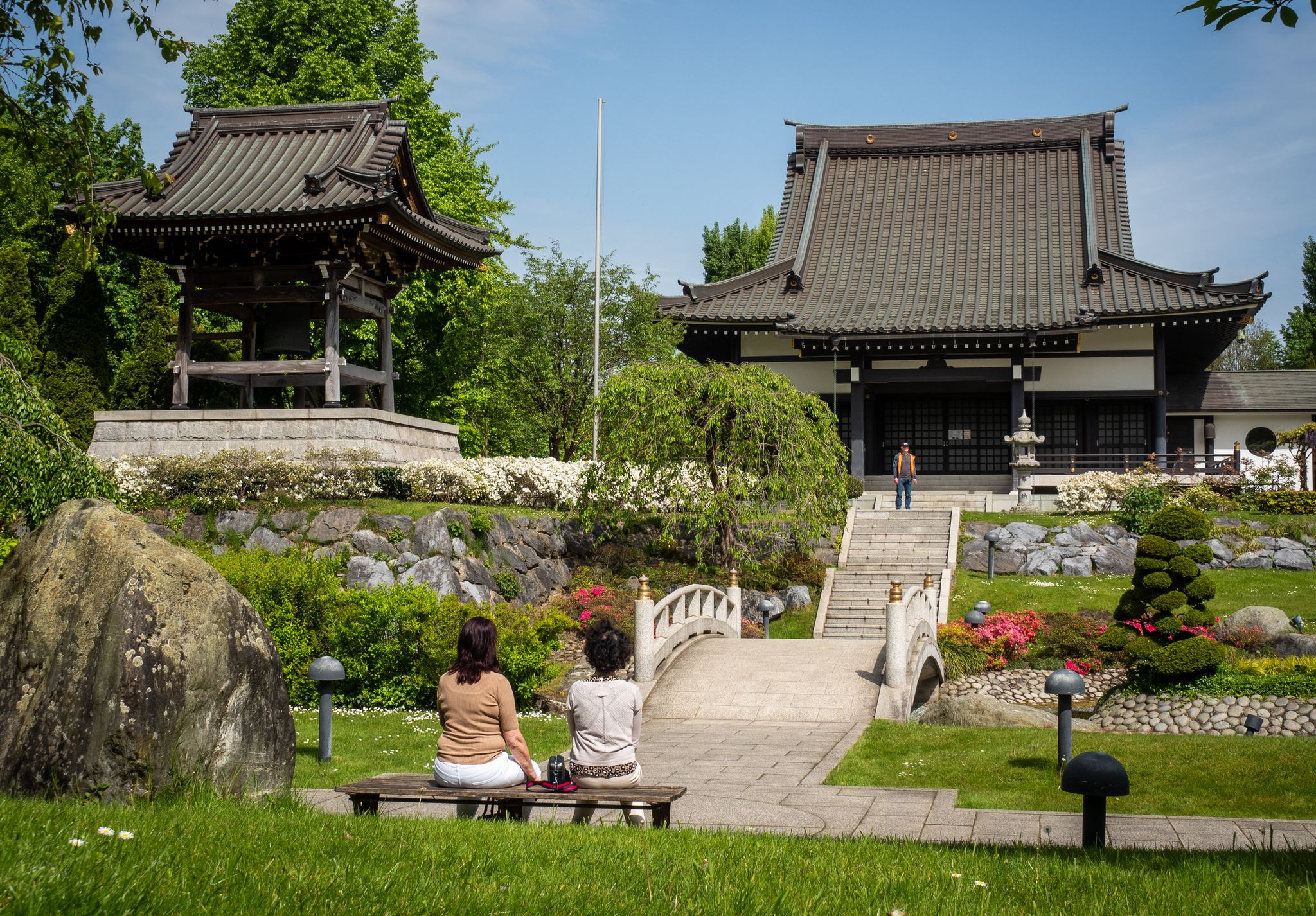 Japan? Nein, Düsseldorf! So idyllisch präsentiert sich der Tempelpark rund um das Ekō-Haus der Japanischen Kultur im Stadtteil Niederkassel.