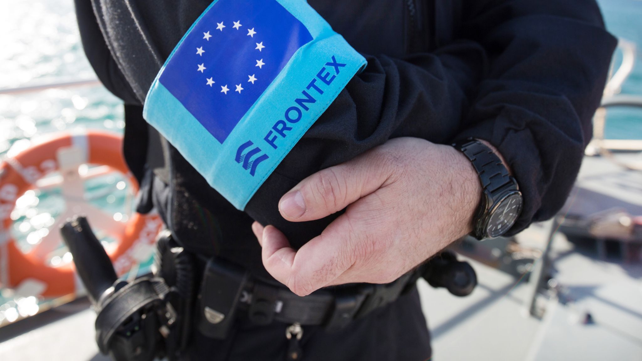 Ein Beamter der EU-Grenzschutzagentur Frontex, die 2024 deutlich weniger unerlaubte Grenzübertritte registriert hat als im Vorjahr. (Archivbild)