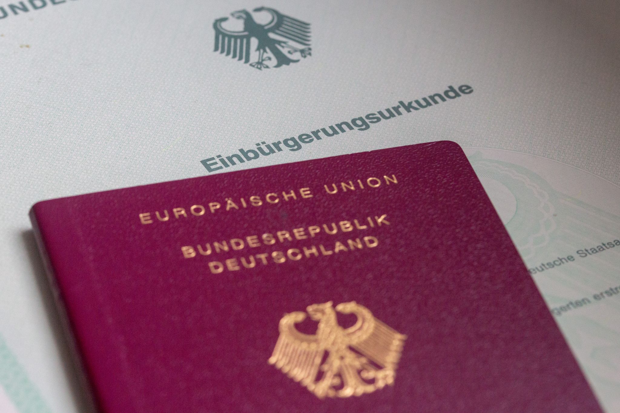 Seit der Reform des Staatsangehörigkeitsgesetzes Ende Juni müssen Menschen, die Deutsche werden, ihre bisherige Staatsangehörigkeit dafür nicht mehr aufgeben. (Symbolfoto)