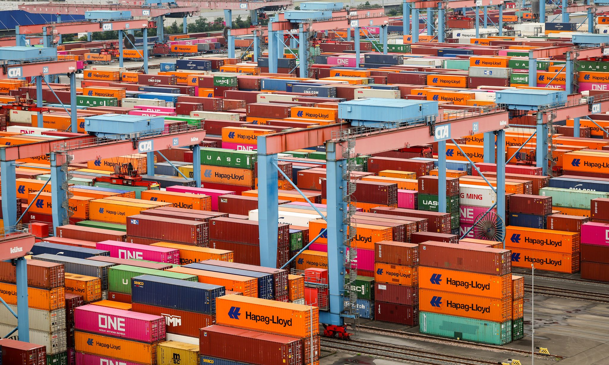 Auch über diese Container im Hamburger Hafen im- und exportiert Deutschland Waren.