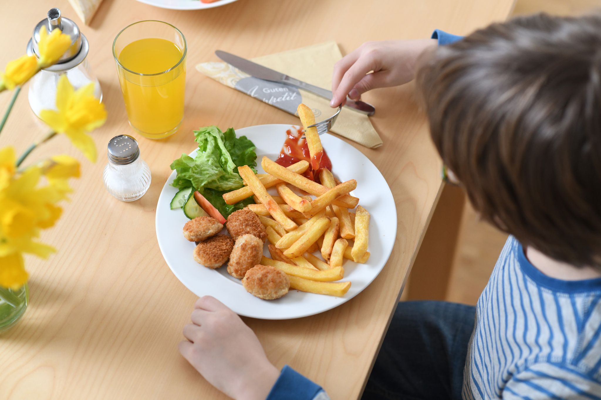 Chicken Nuggets mit Pommes: Im Restaurant kann der Wirt selbst entscheiden, ob er ein Kindergericht auch Erwachsenen anbietet.