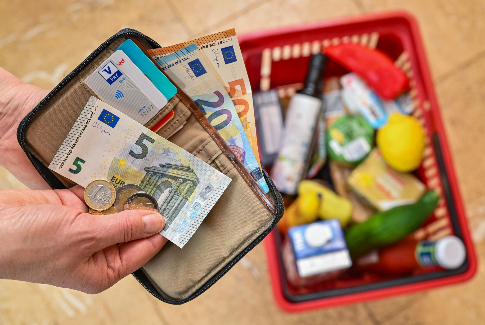 Die Teuerungswelle ist gebrochen, aber zuletzt zogen die Verbraucherpreise wieder stärker an (Symbolbild)