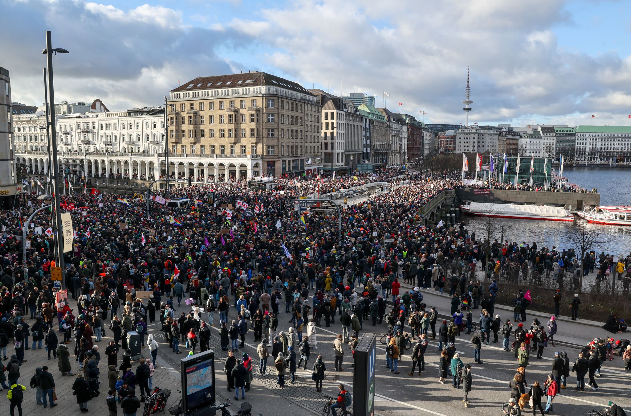 Mehr als 20.000 Menschen nahmen nach Polizeiangaben an der Kundgebung in Hamburg teil - mehr als 5.000 an einer weiteren.