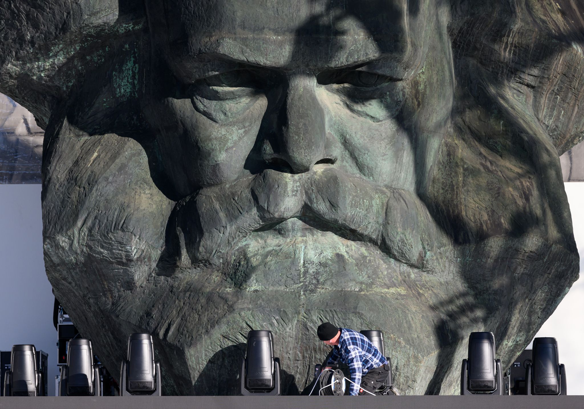 Das Karl-Marx-Monument ist Kulisse der großen Eröffnungsshow am Abend.