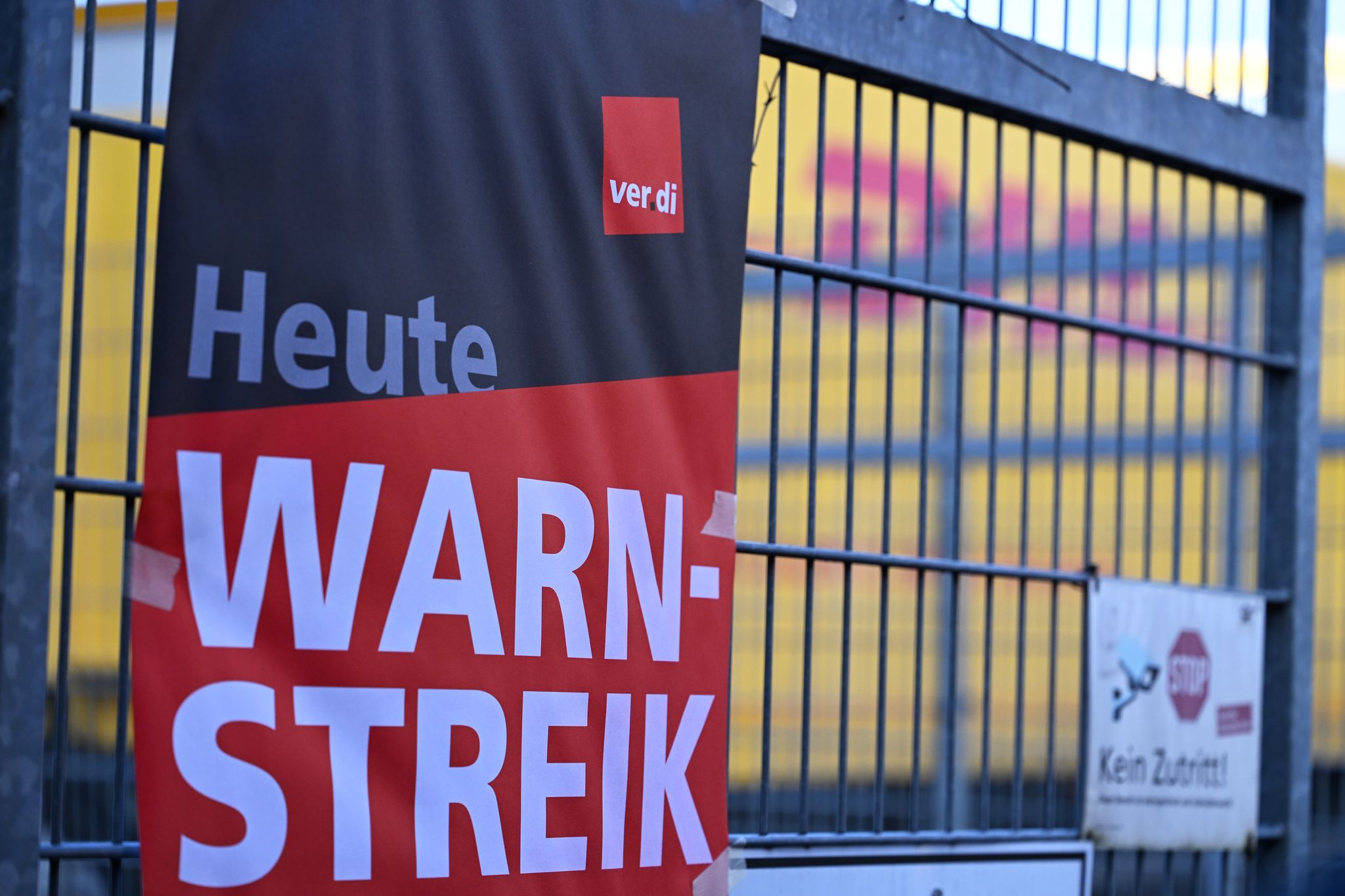 Ein Verdi-Plakat an einem Eingangstor eines DHL-Standorts - auch am Donnerstag sind vielerorts solche Hinweise zu sehen.