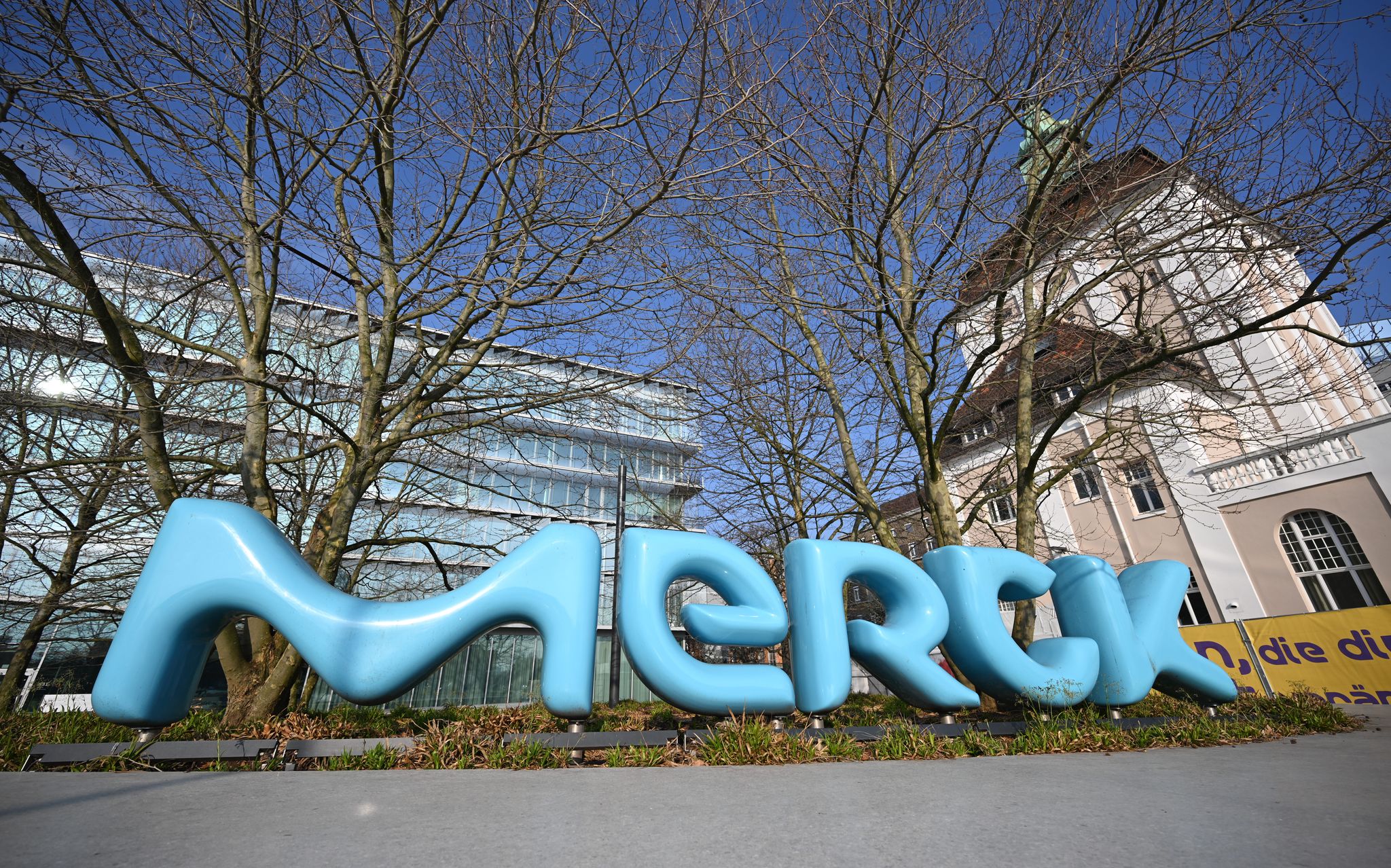 Der Pharmakonzern Merck will Beschäftigte bei der Pflege von Angehörigen unterstützen (Archivbild).