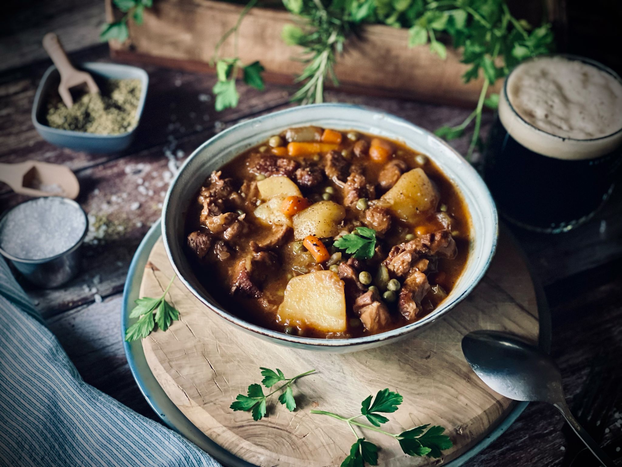 Irish Stew kommt aus dem Herd oder dem Ofen? Nicht unbedingt, das Gericht eignet sich auch für das Wintergrillen.