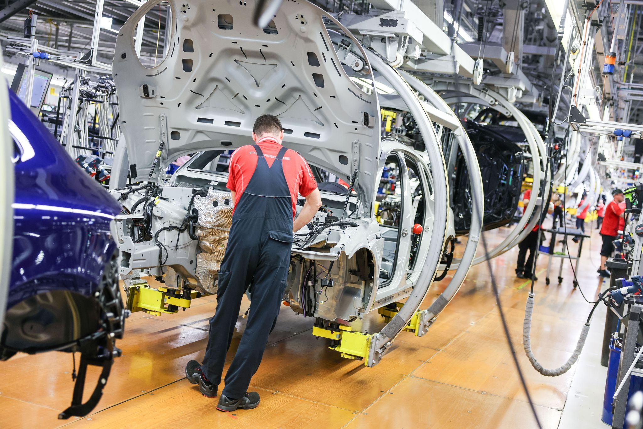 Ein Arbeiter in der Industrie - dort wollen die Unternehmen besonders stark Jobs abbauen. (Archivbild)