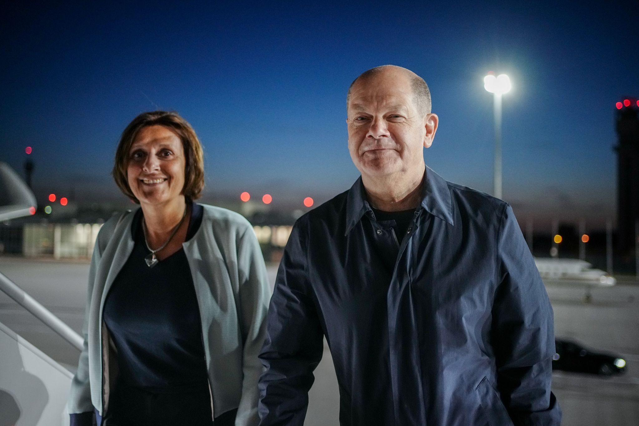 Britta Ernst und Ehemann Olaf Scholz auf dem Weg zum G-7-Gipfel in Japan. (Archivbild)