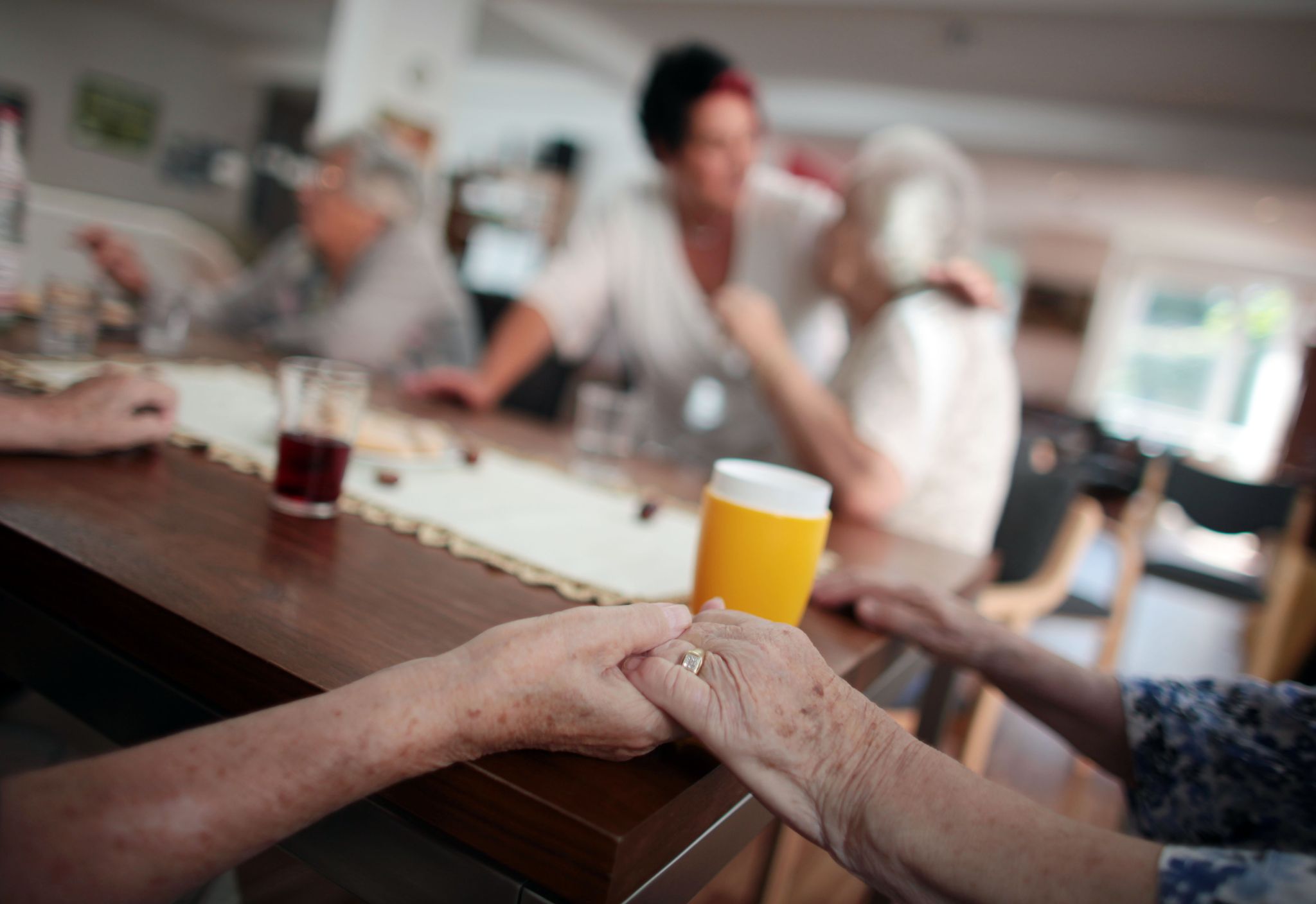 Maximal zwölf Leute: In einer Pflege-WG geht es oft familiärer zu als im Pflegeheim.