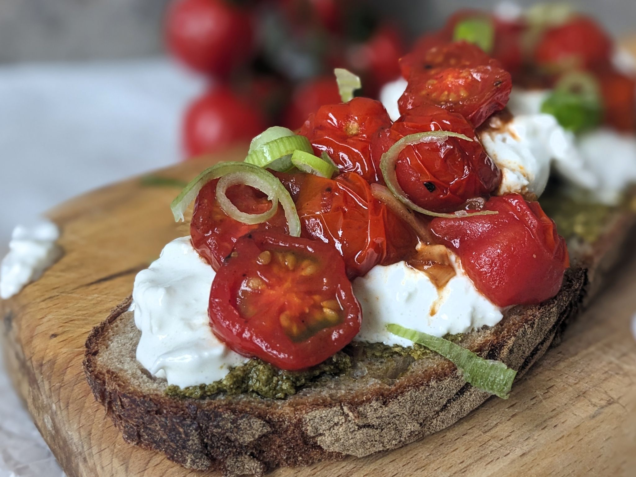 Buongiorno! Dieses Brot mit Burrata, Tomaten und Pesto verleiht nicht nur dem Frühstück einen Hauch von Italien.