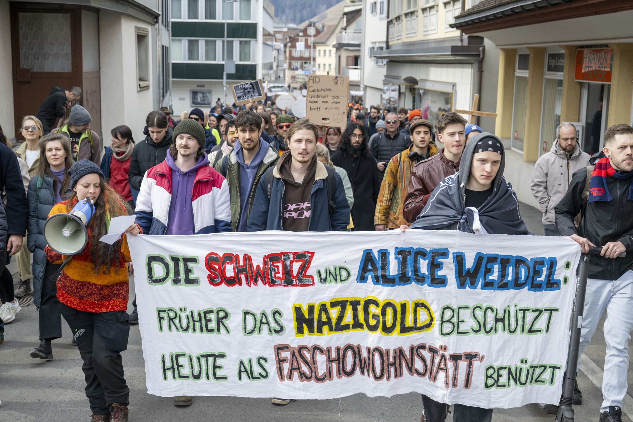 In der Schweiz hat sich am Wohnort von Alice Weidel Protest formiert.