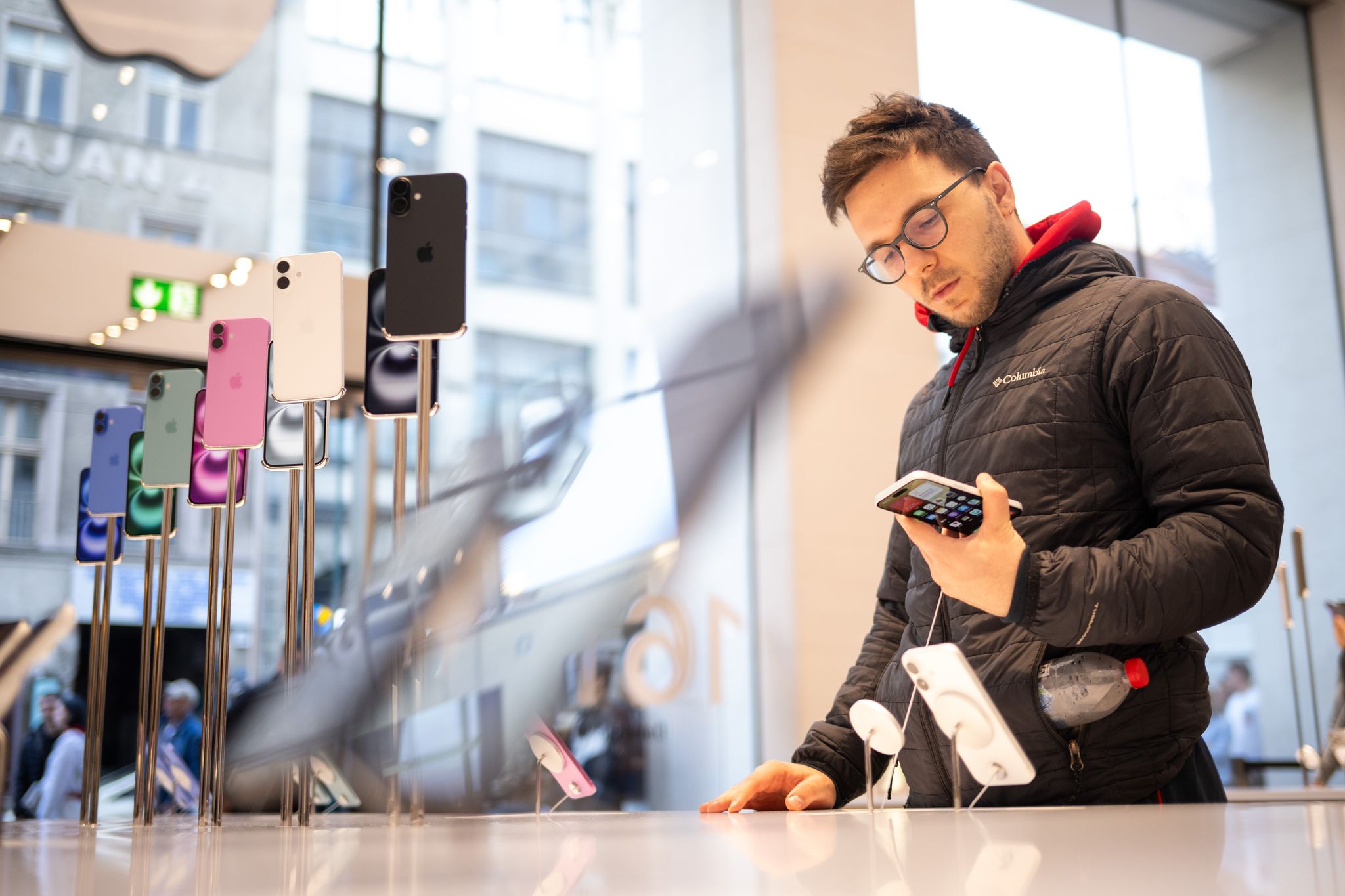 Smartphone-Käufer in Deutschland achten nach einer Bitkom-Studie immer stärker auf KI-Funktionen des Gerätes.