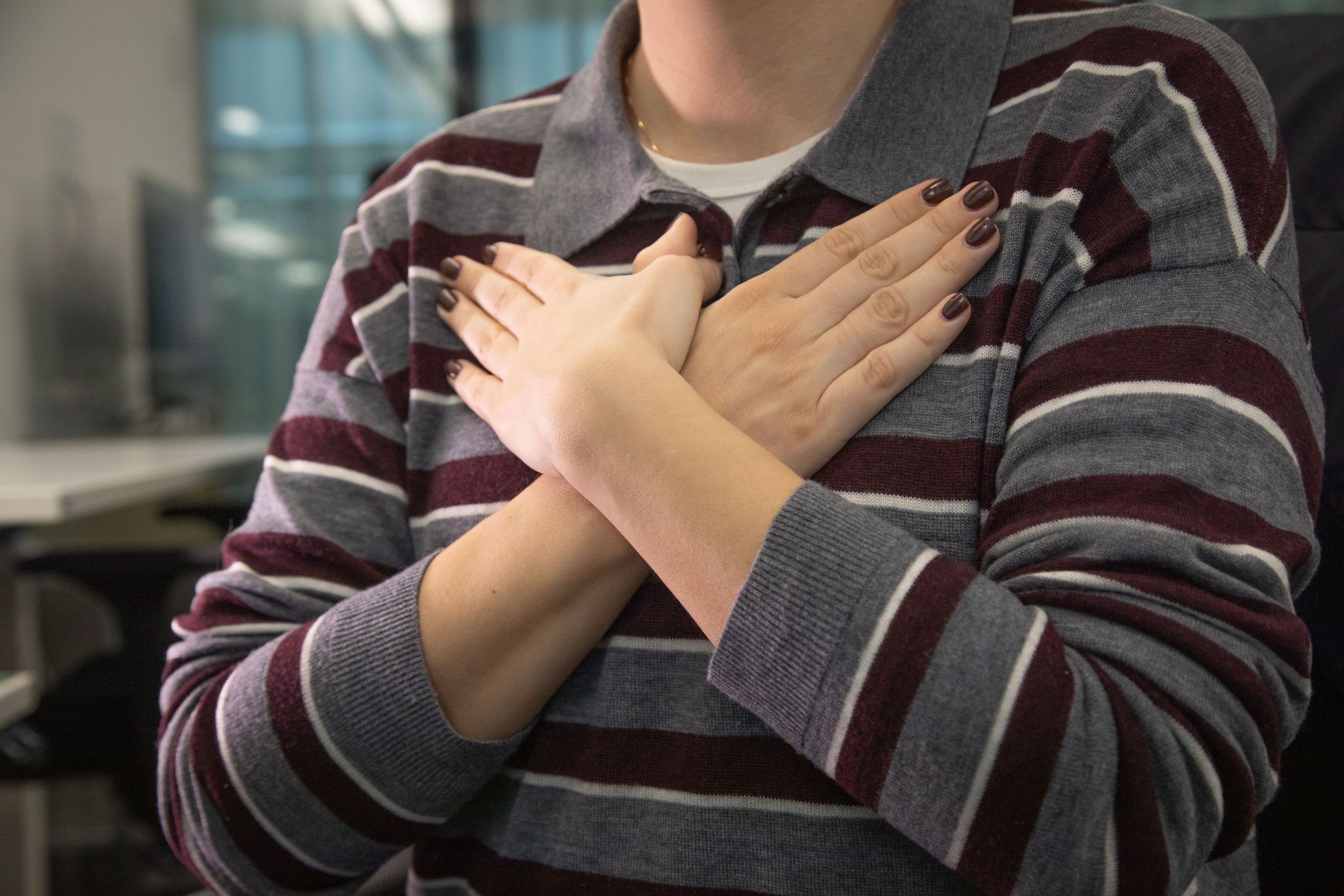 Überforderung, Angst oder emotionale Belastung? Dann kann die Selbstberuhigungsmethode «Butterfly Hug» helfen, zu entspannen.