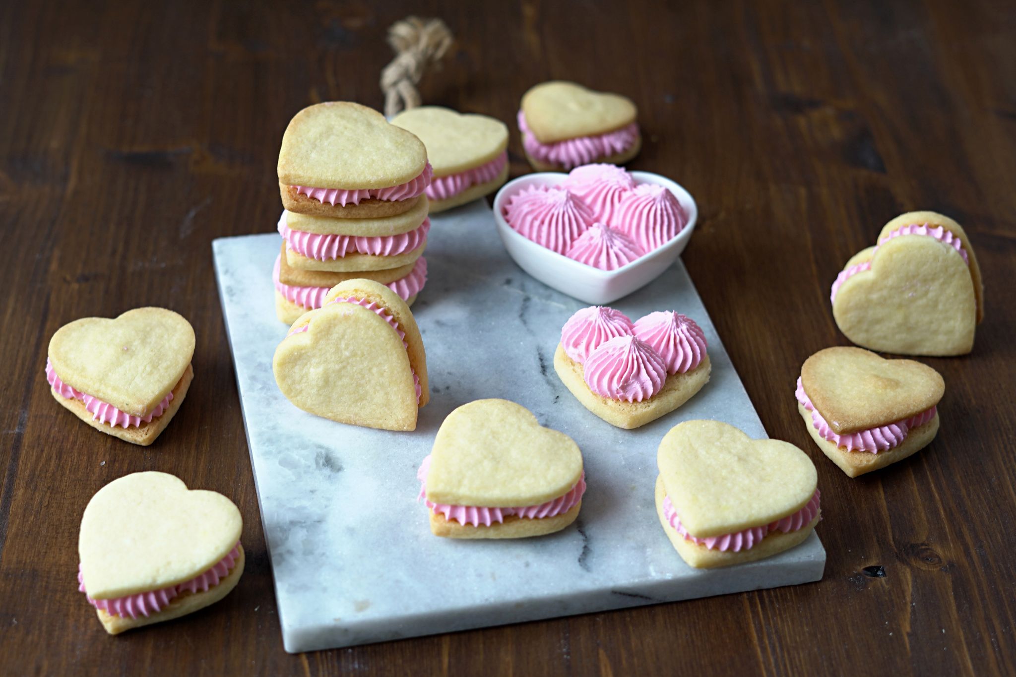 Plätzchen statt Blumen: Diese Herzkekse mit Minzaroma lassen sich gut am Valentinstag verschenken.