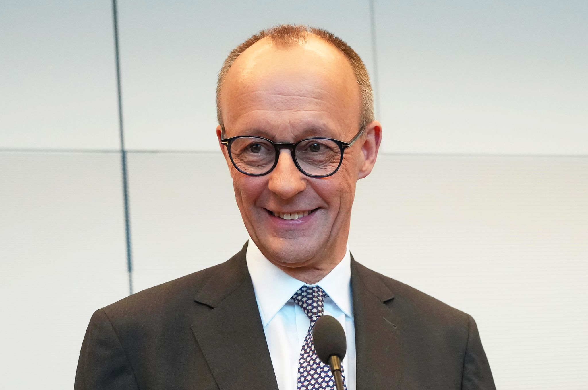 Zwei Tage nach der Bundestagswahl hat die CDU/CSU-Fraktion Friedrich Merz erneut zum Vorsitzenden gewählt. Sollte er Bundeskanzler werden, muss die Fraktion einen neuen Chef bestimmen.