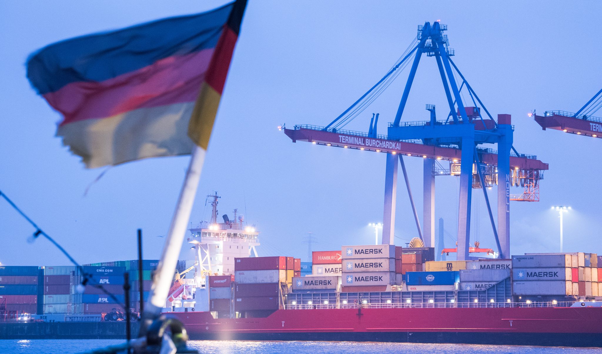 Auf einem Schiff im Hamburger Hafen weht die deutsche Flagge. (Archivbild)