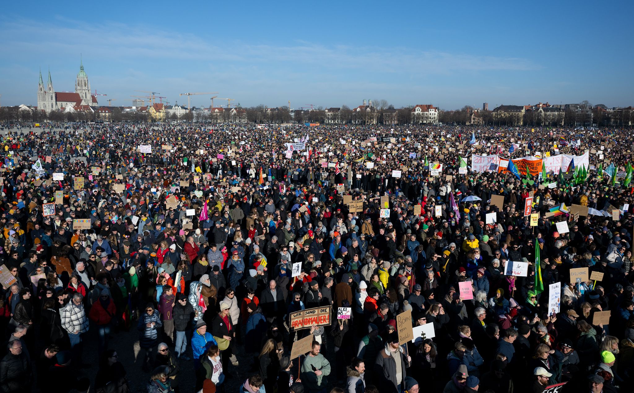 Die Menschen sammeln sich auf der Theresienwiese in München.