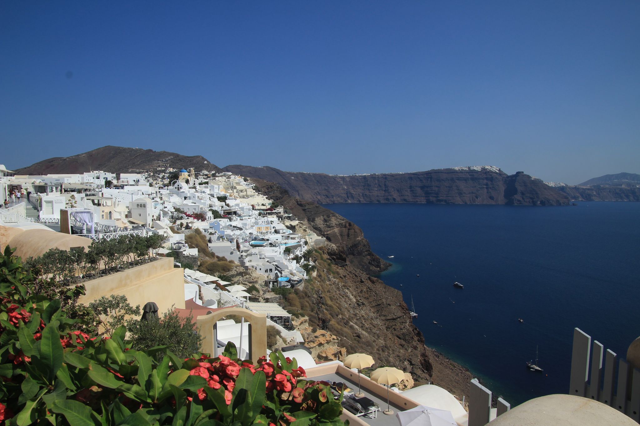 Blick auf das Häusermeer der griechischen Insel Santorini.