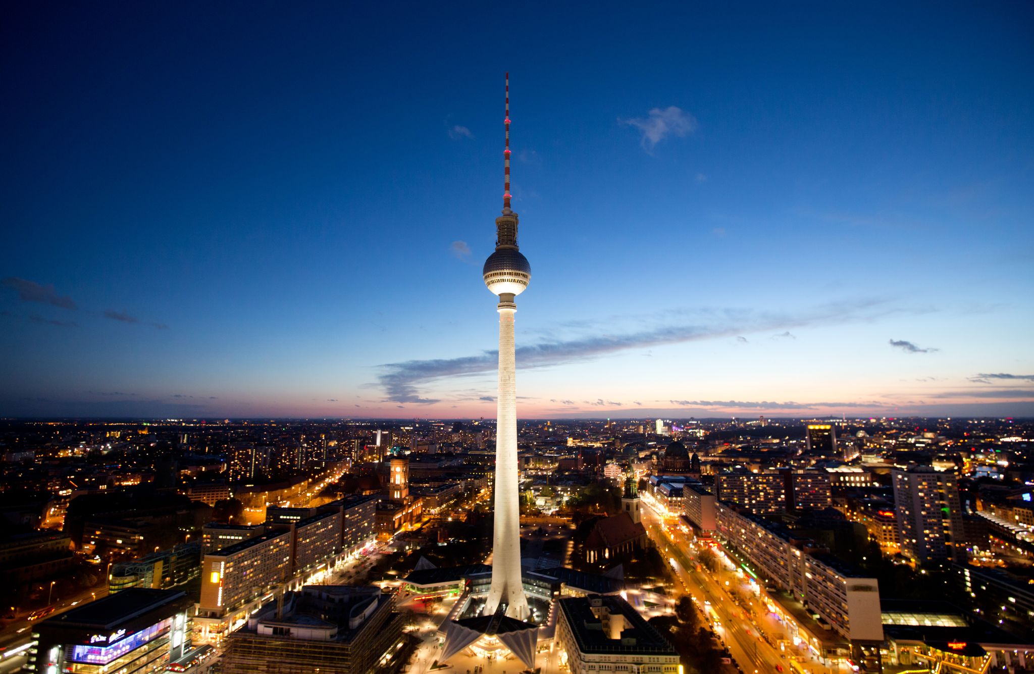 Weithin sichtbar: der Fernsehturm in Berlin-Mitte, ein Wahrzeichen der Hauptstadt.