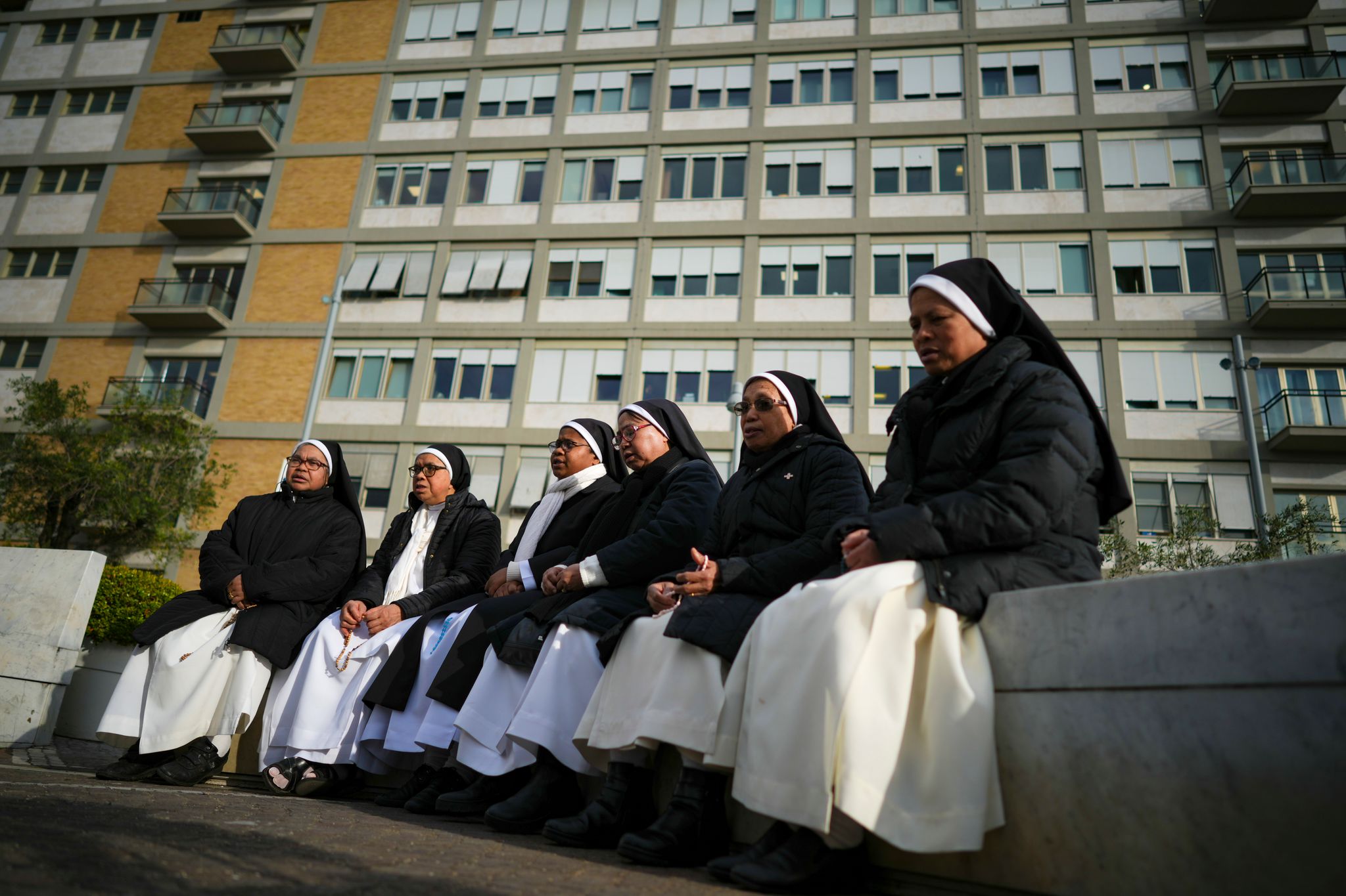 Im Gemelli-Krankenhaus von Rom, wo Nonnen beten, geht es Papst Franziskus nach Angaben des Vatikans etwas besser.