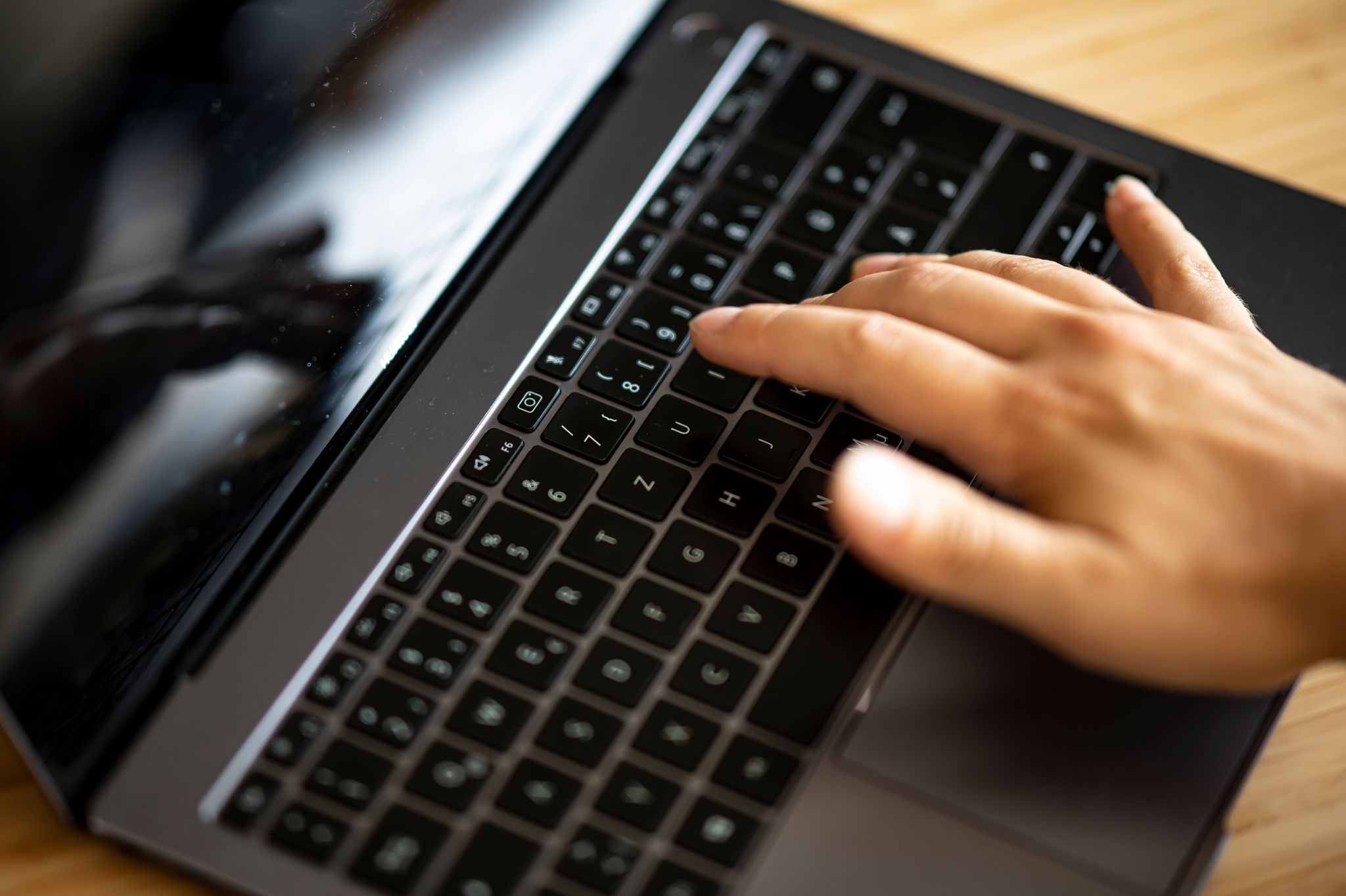 Bankgeschäfte am heimischen Laptop gehören zu den wenigen Gewinnern der Corona-Pandemie. (Archivfoto)