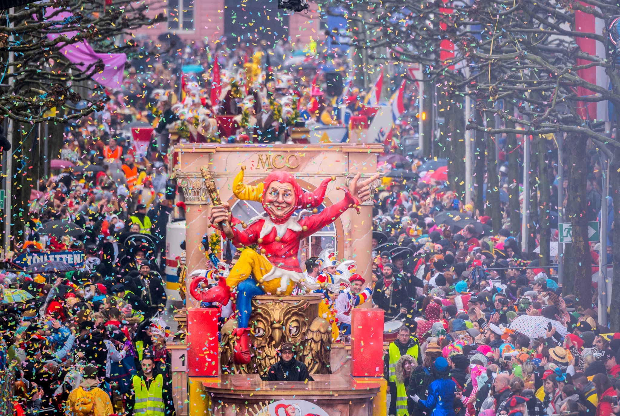 Närrisches Treiben an Rosenmontag: Beim Karnevalsumzug ist es wichtig, ausreichend Abstand zu den Festwagen zu halten und besonders auf Kinder zu achten.