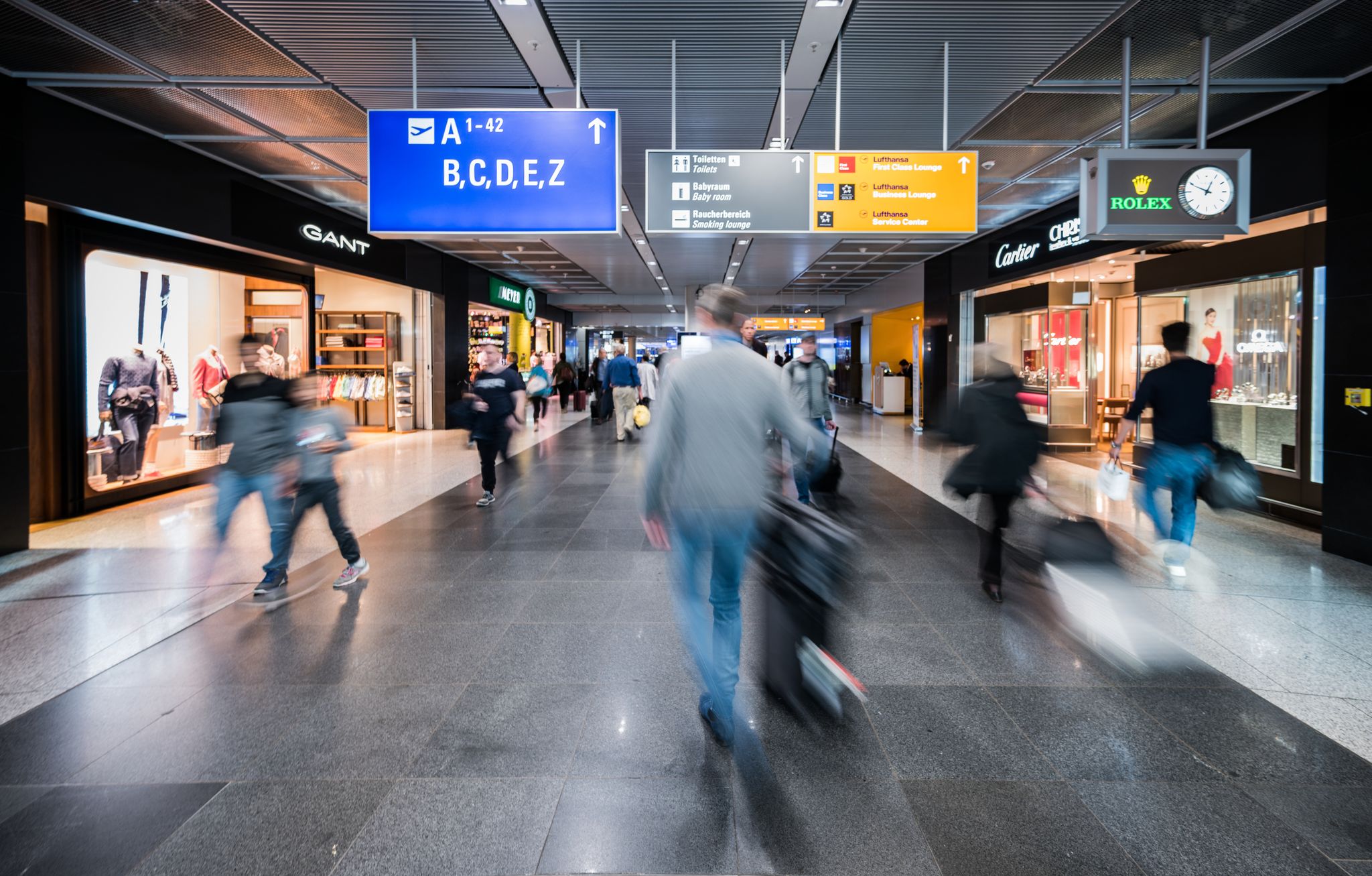 Brauchen Urlauber bei einer Flugreise für einen Zwischenstopp eine Einreisegenehmigung für dieses Land, muss ein Online-Portal Kunden im Buchungsprozess darauf hinweisen.