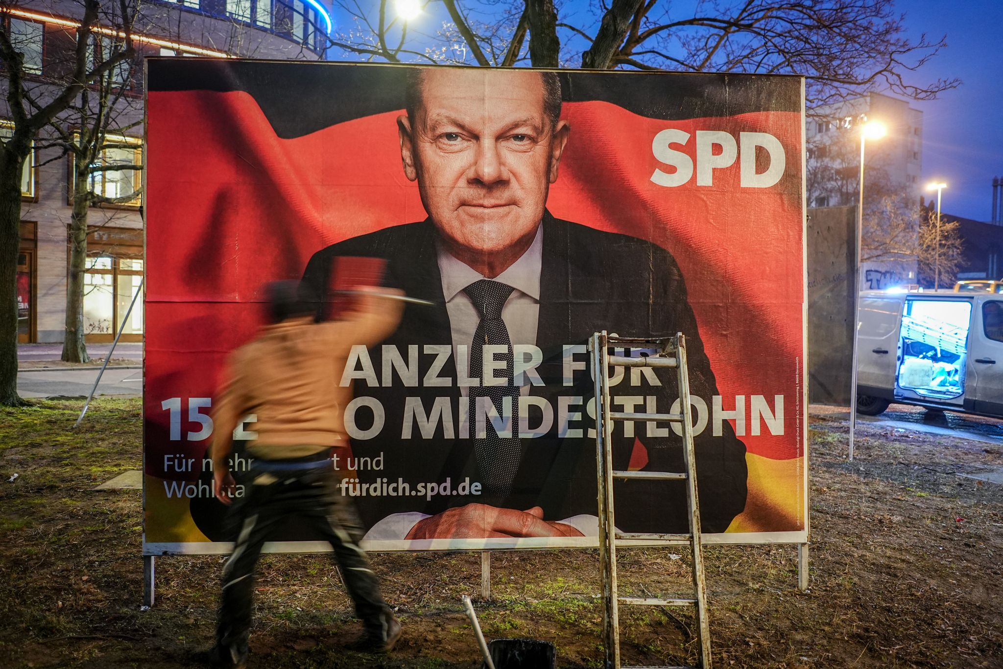 Nicht nur mit Plakaten, auch in sozialen Medien wird für die Parteien geworben. (Archivbild)