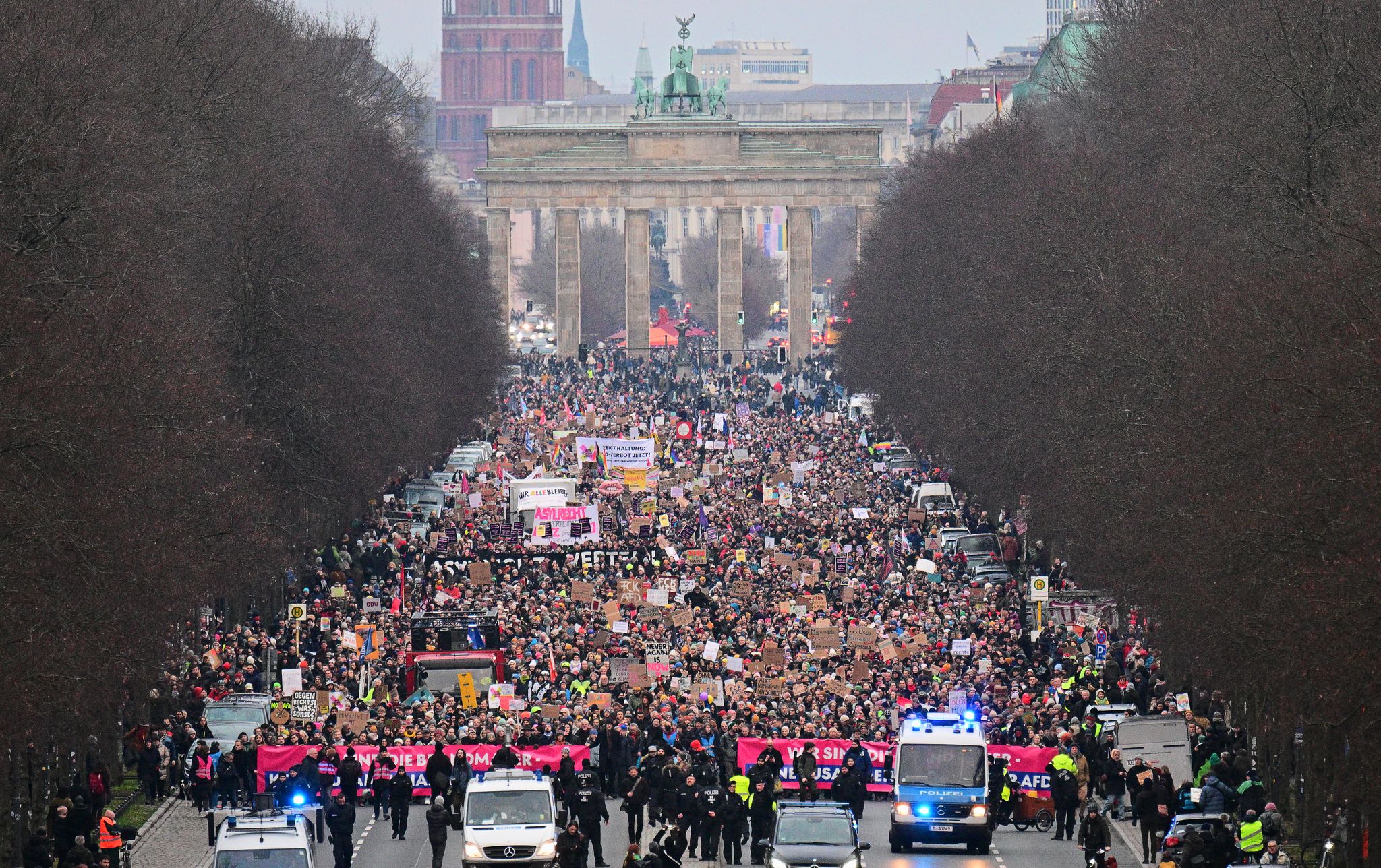 Zahlreiche Menschen demonstrieren in Berlin für die "Brandmauer", also eine Abgrenzung der Union zur AfD.