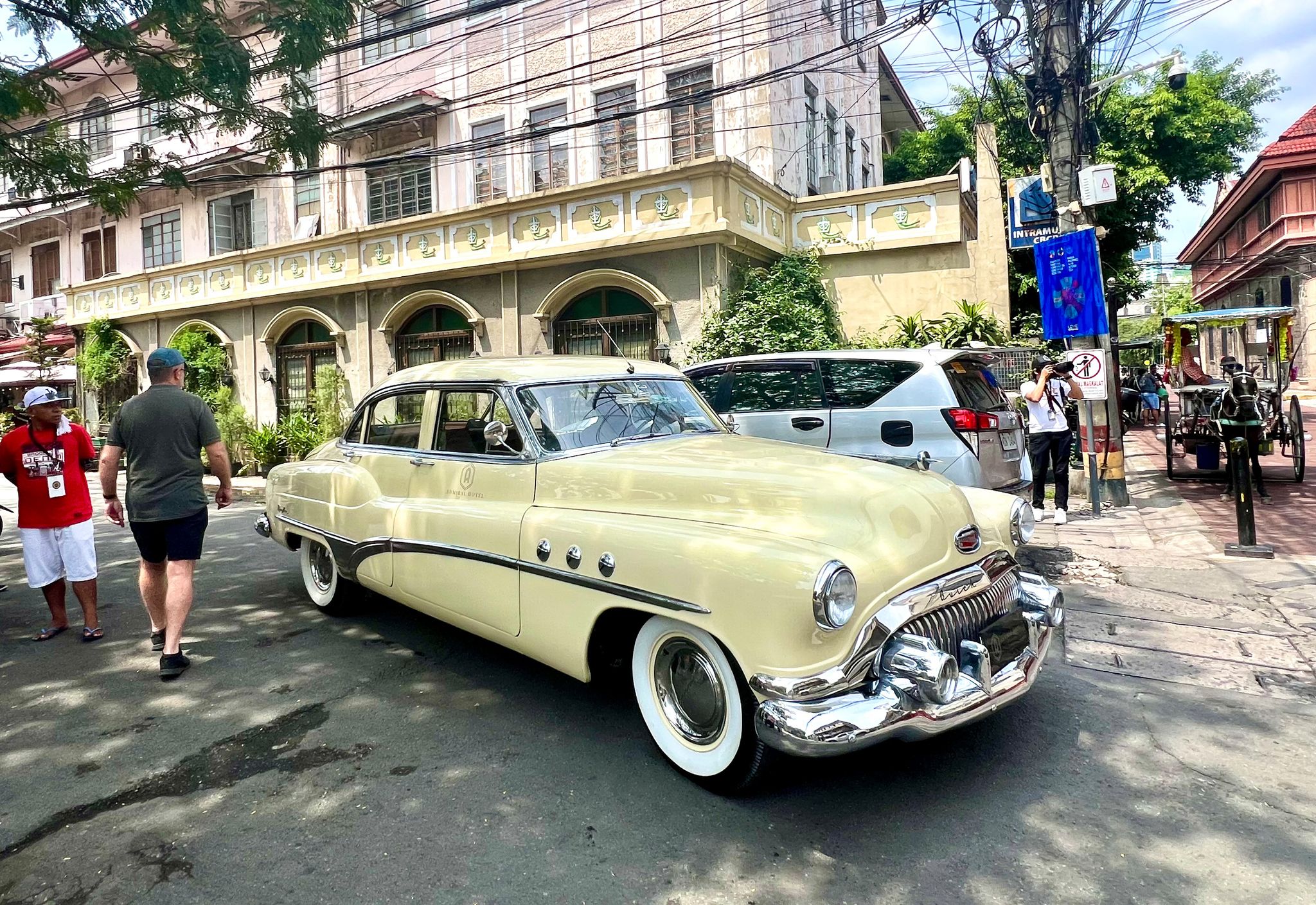 Das Admiral Hotel MGallery in Manila bietet Touristen Ausflüge mit einem Buick aus dem Jahr 1951 ins historische Stadtviertel Intramuros an. Der Oldtimer sorgt fast überall für Aufsehen.