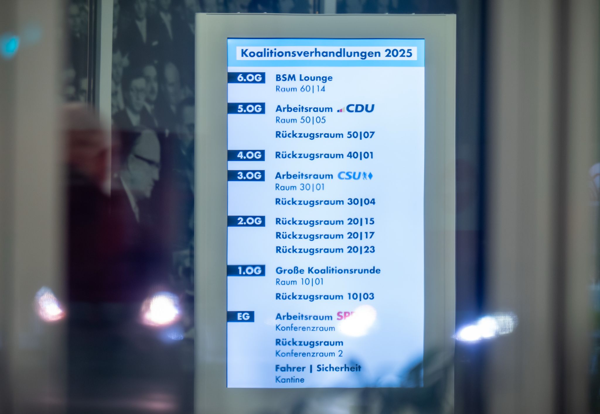 Der Wegweiser in der CDU-Zentrale (Konrad-Adenauer-Haus), wo die erste Runde der Koalitionsverhandlungen von Union und SPD stattfindet (Archivfoto)