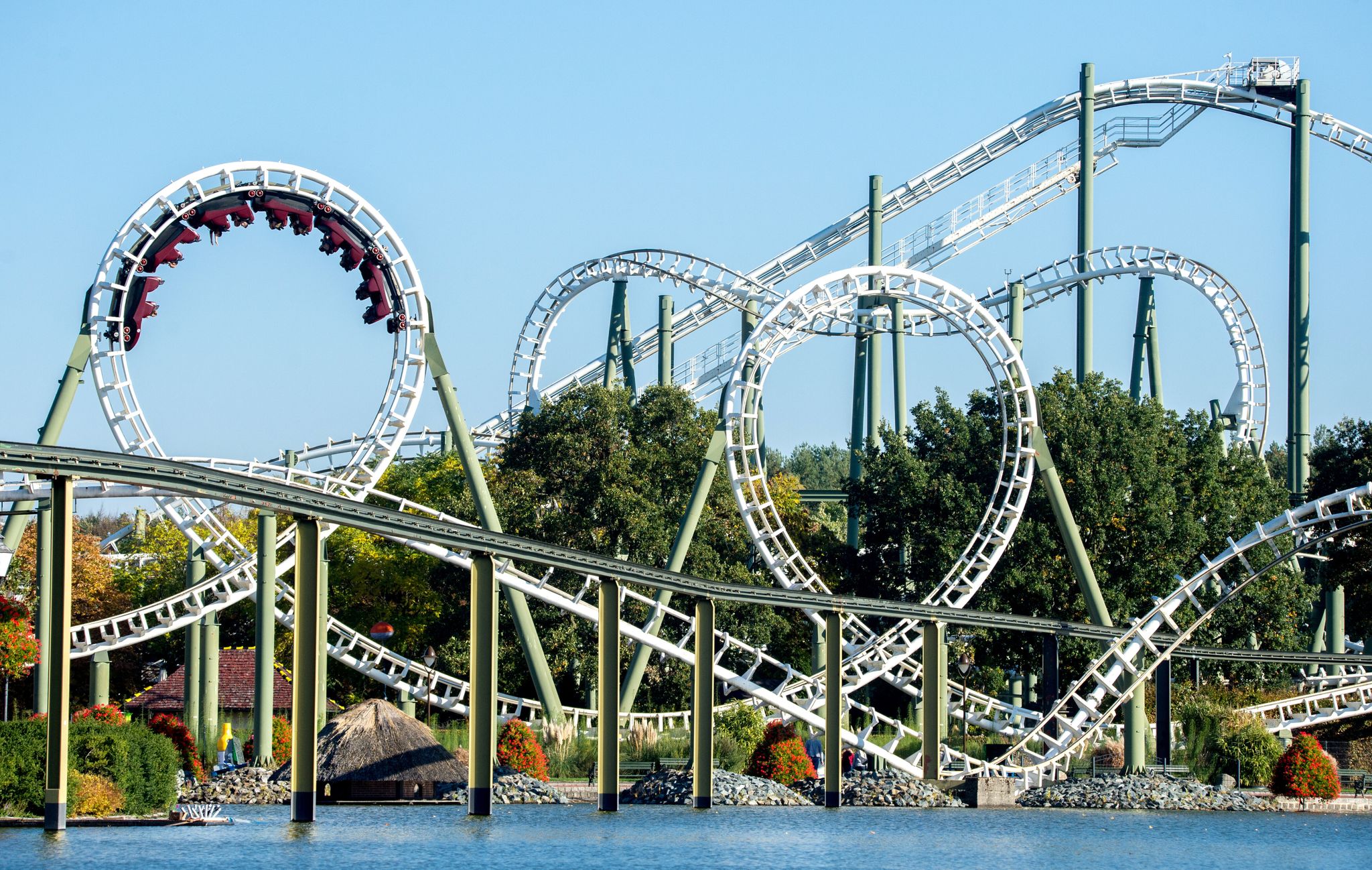 Nervenkitzel in der Achterbahn statt bei den Preisen: Wer früh die Tickets bucht, kann bei vielen Anbietern sparen.