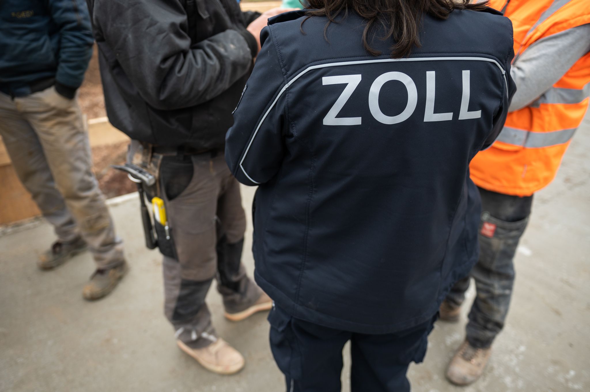 Nach einer bundesweiten Razzia haben die Zollbehörden mehr als 800 Ermittlungsverfahren wegen Schwarzarbeit und illegaler Beschäftigung eingeleitet. (Archivbild)