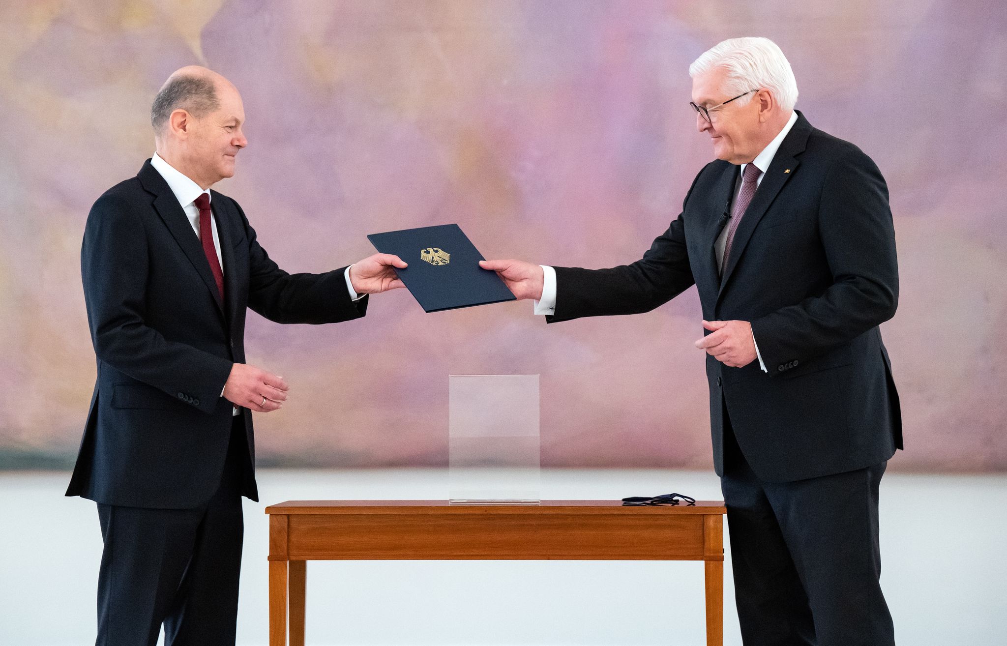 Einst war Scholz zur Ernennung als Kanzler im Schloss Bellevue - nun beginnt dort der Anfang vom Ende. (Archivbild)