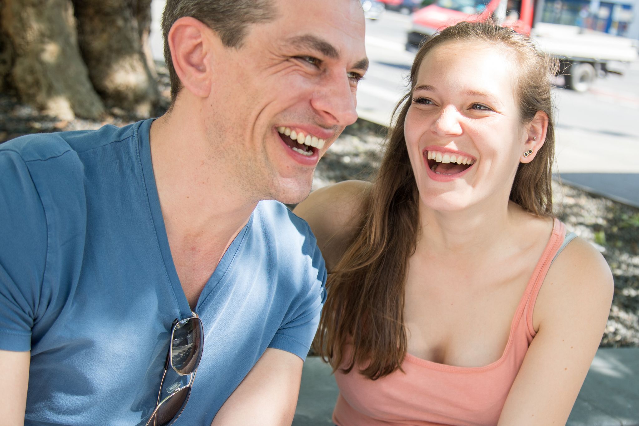 Zwei von fünf Glücks-Bausteinen des PERMA-Modells auf einem Bild: Wir brauchen Beziehungen zu anderen Menschen und positive Emotionen.