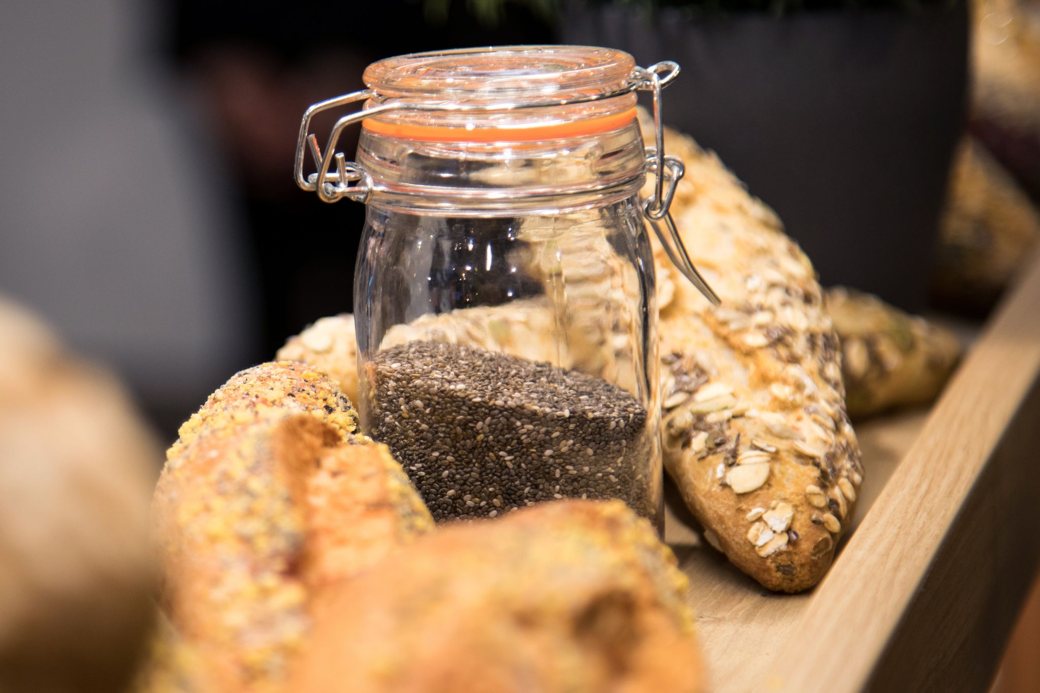 Für vegane Teige bieten sich Chia-Samen als Ei-Ersatz an.