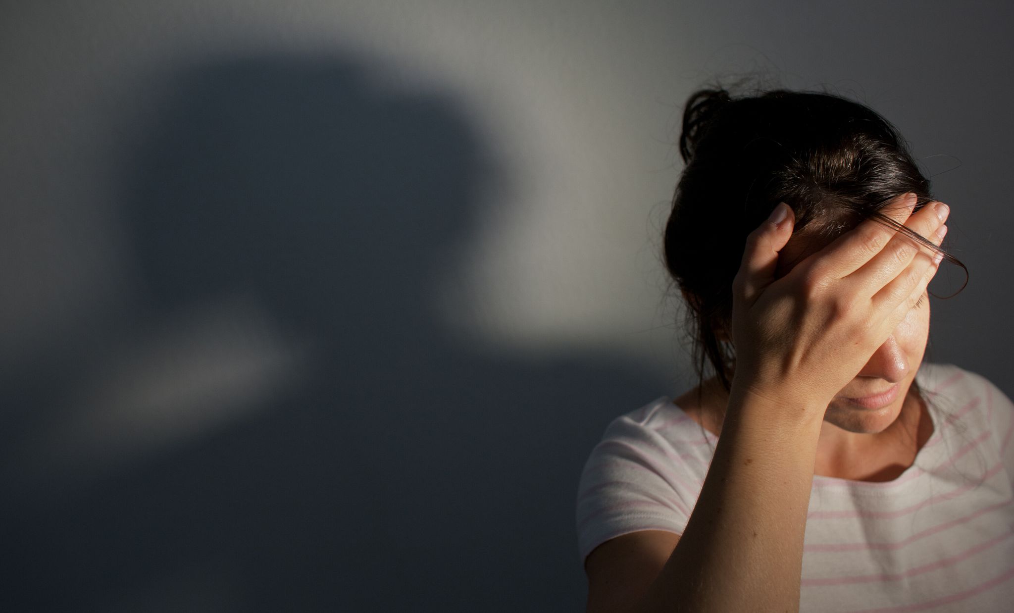 Komplette Reizüberflutung? Ob eine Autismus-Spektrum-Störung dahintersteckt, können Fachärzte für Psychotherapie oder Psychotherapeuten feststellen.