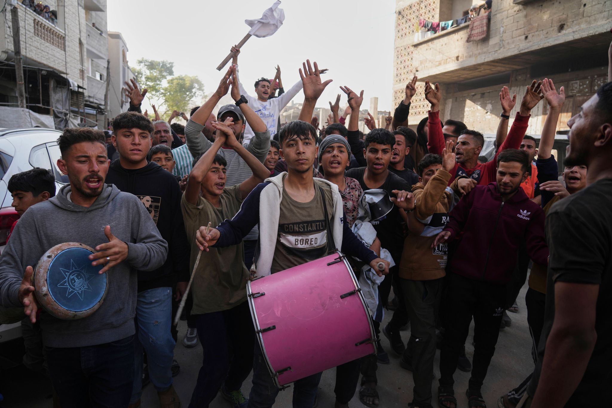 Immer mehr Palästinenser protestieren im Gazastreifen gegen den Krieg.