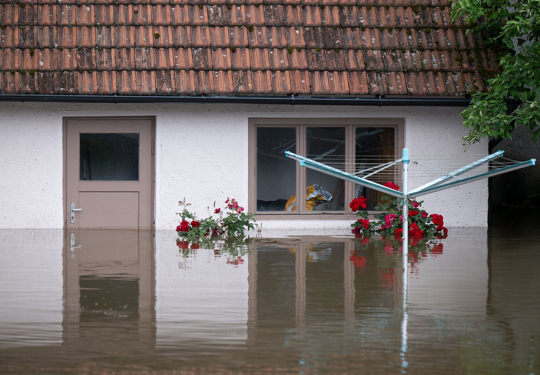 Wenn das Eigenheim von Überschwemmungen betroffen ist, kann eine Elementarschadenversicherung zumindest den finanziellen Schaden lindern.