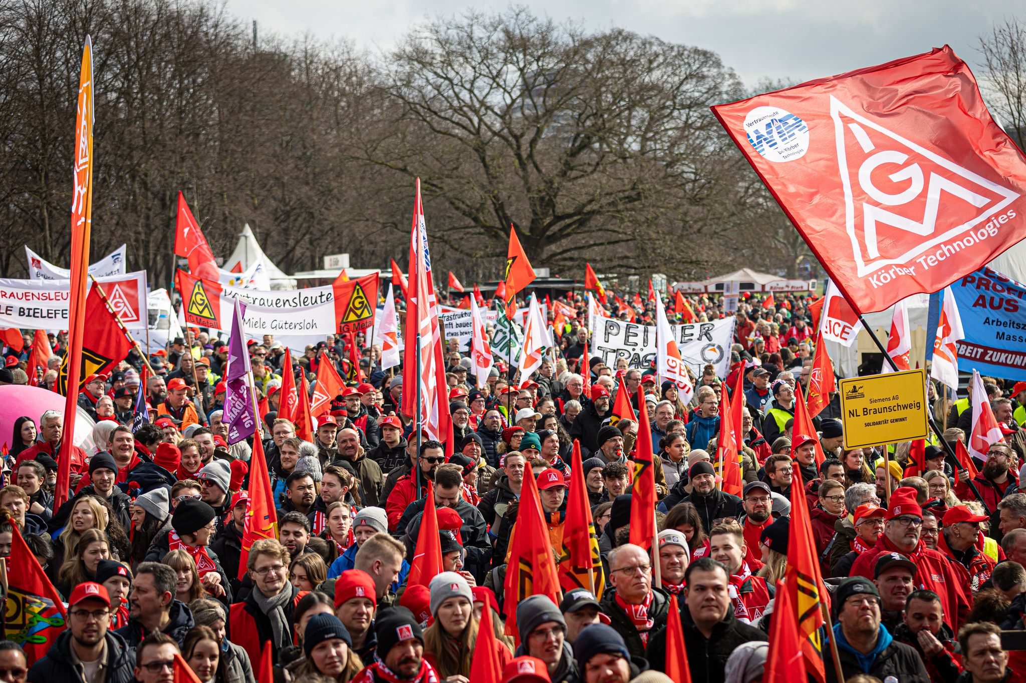 Viele haben sich zum IG-Metall-Aktionstag versammelt - wie hier in Hannover.