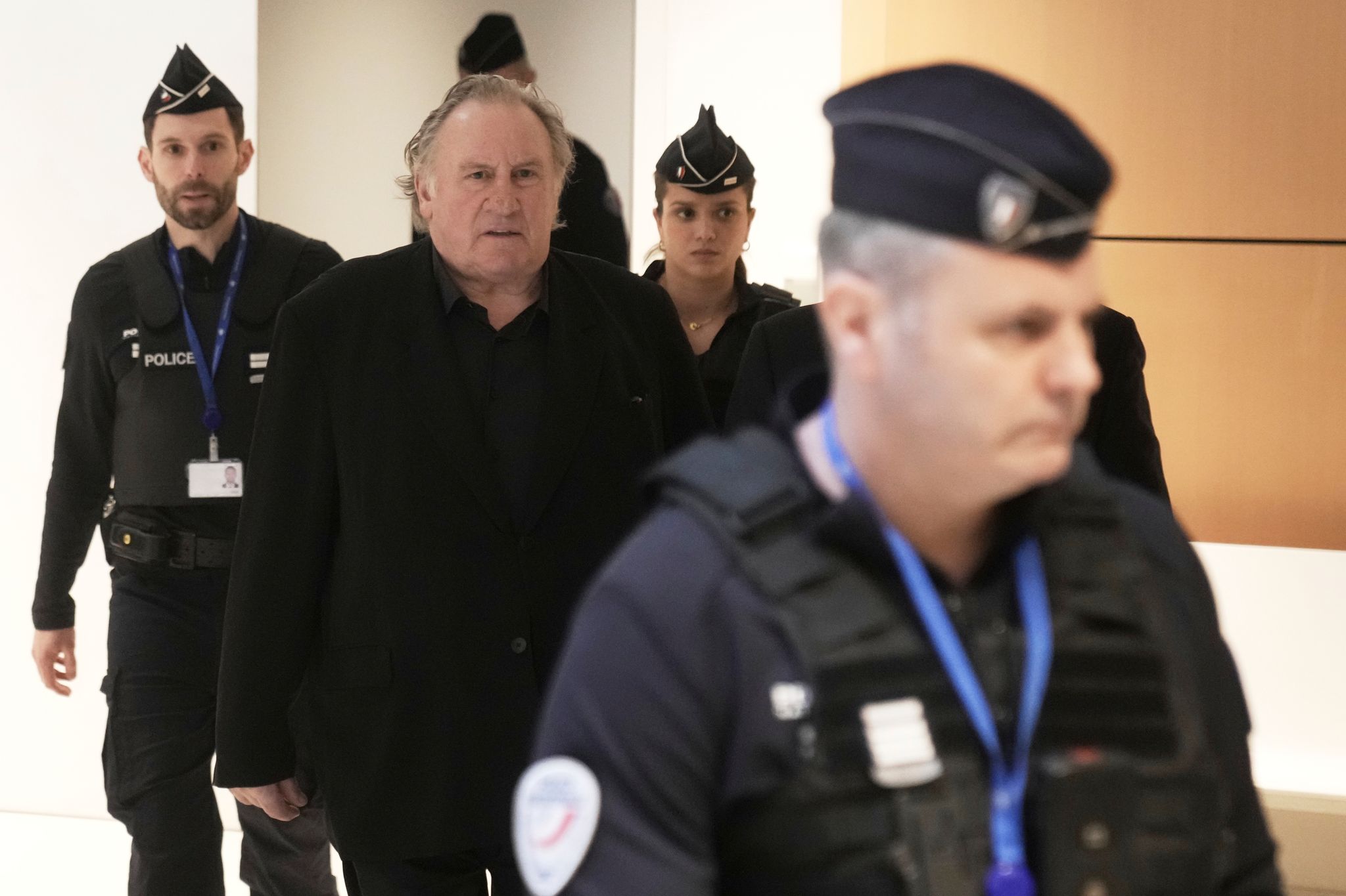 Depardieu sagt, er habe nie eine Frau missbraucht. (Bild vom Prozessauftakt)