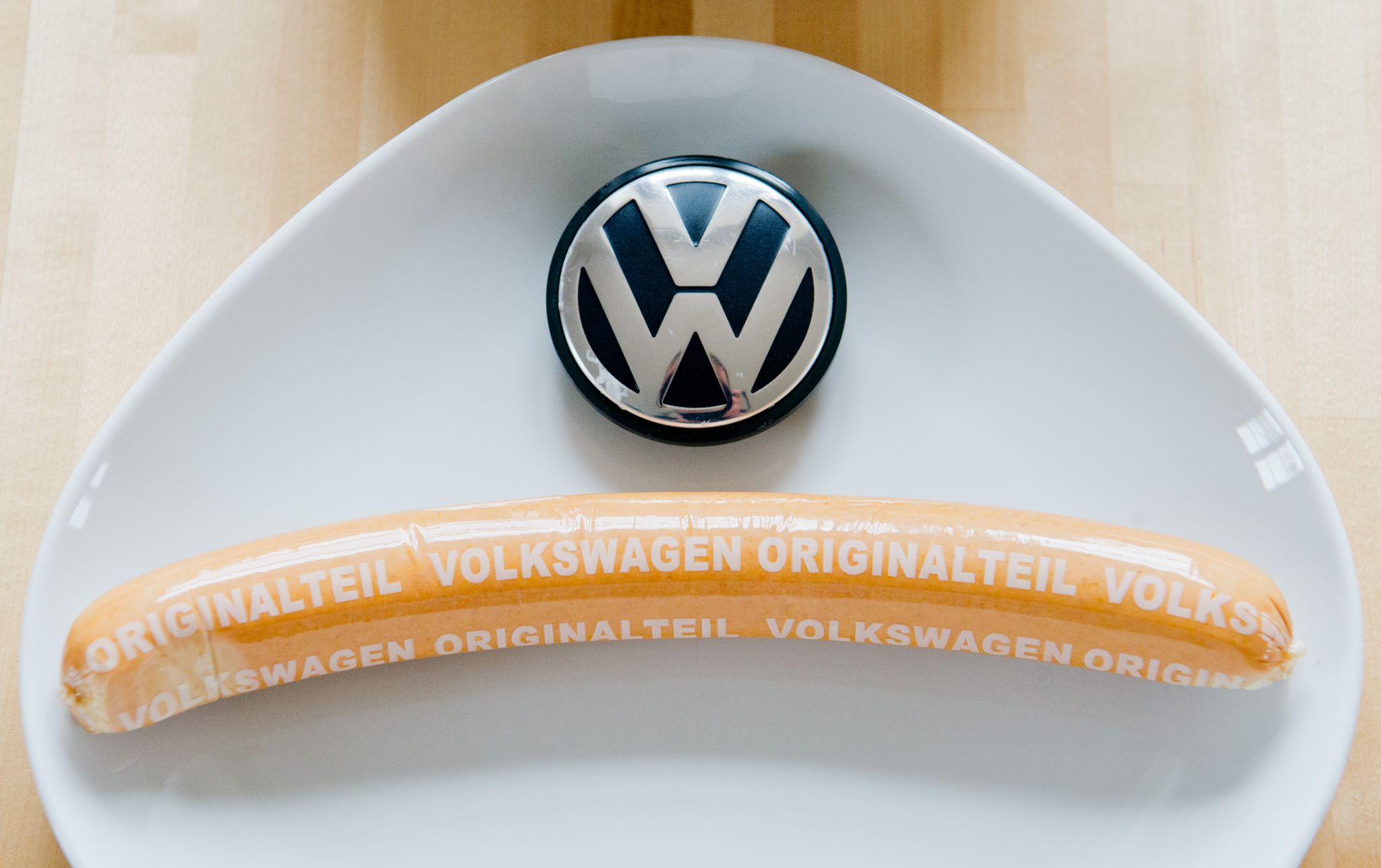 Die VW-Currywurst ist nicht nur in den Werkskantinen erhältlich, sondern auch in vielen Supermärkten. (Archivfoto)